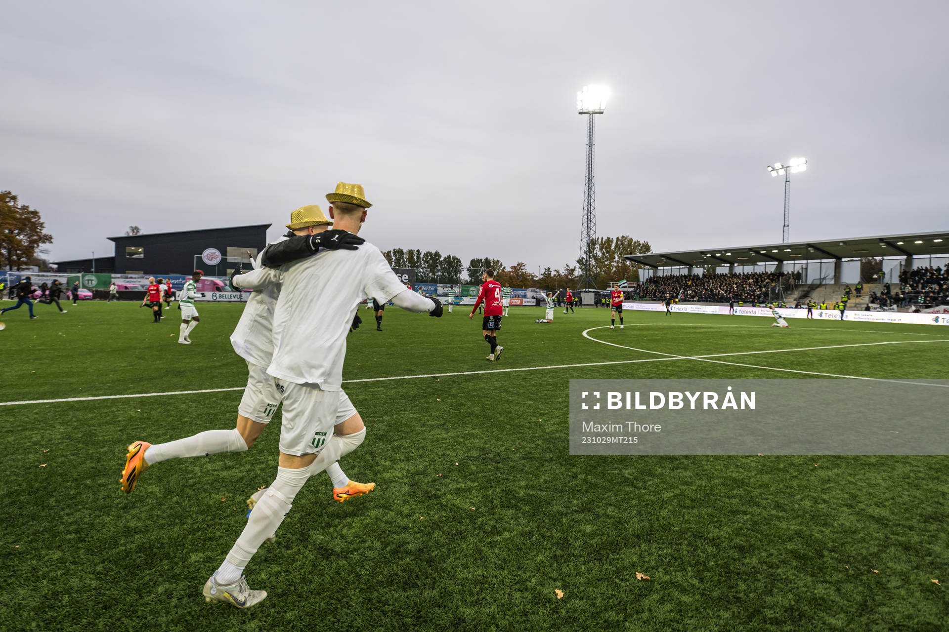 Västerås SKs spelare pringer in på plan och jublar