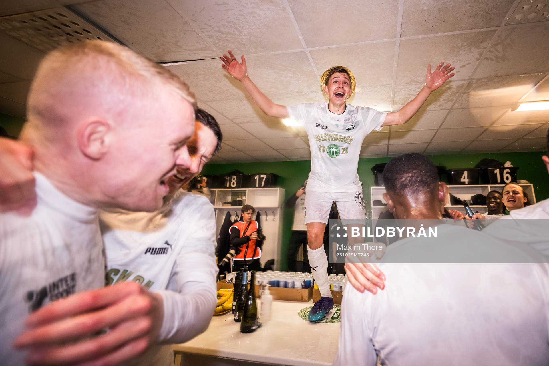 Västerås SKs Simon Gefvert jublar över avancemanget till