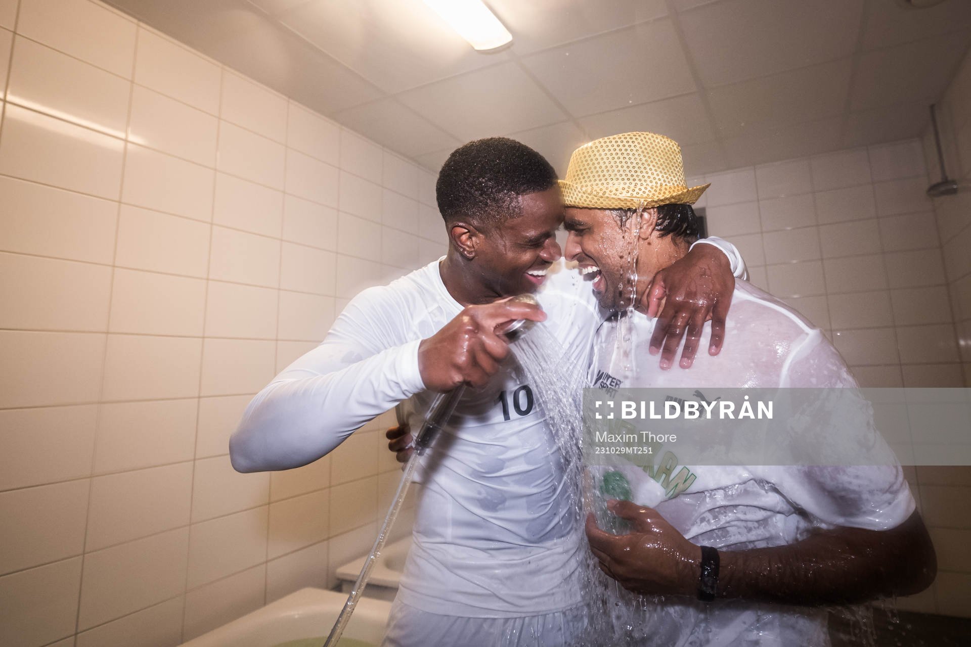 Västerås SKs Jaheem Burke och tränare Kalle Karlsson jublar över avancemanget till Allsvenskan efter fotbollsmatchen i Superettan mellan Västerås SK och GAIS den 29 oktober 2023 i Västerås.