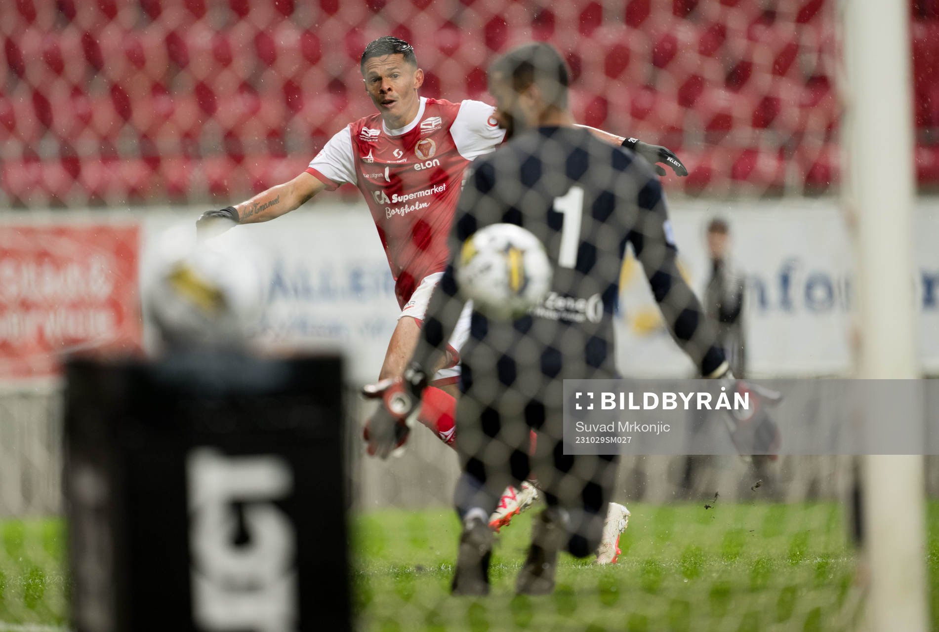 Kalmars Romario Pereira Sipiao och Värnamos Jonathan Ursin