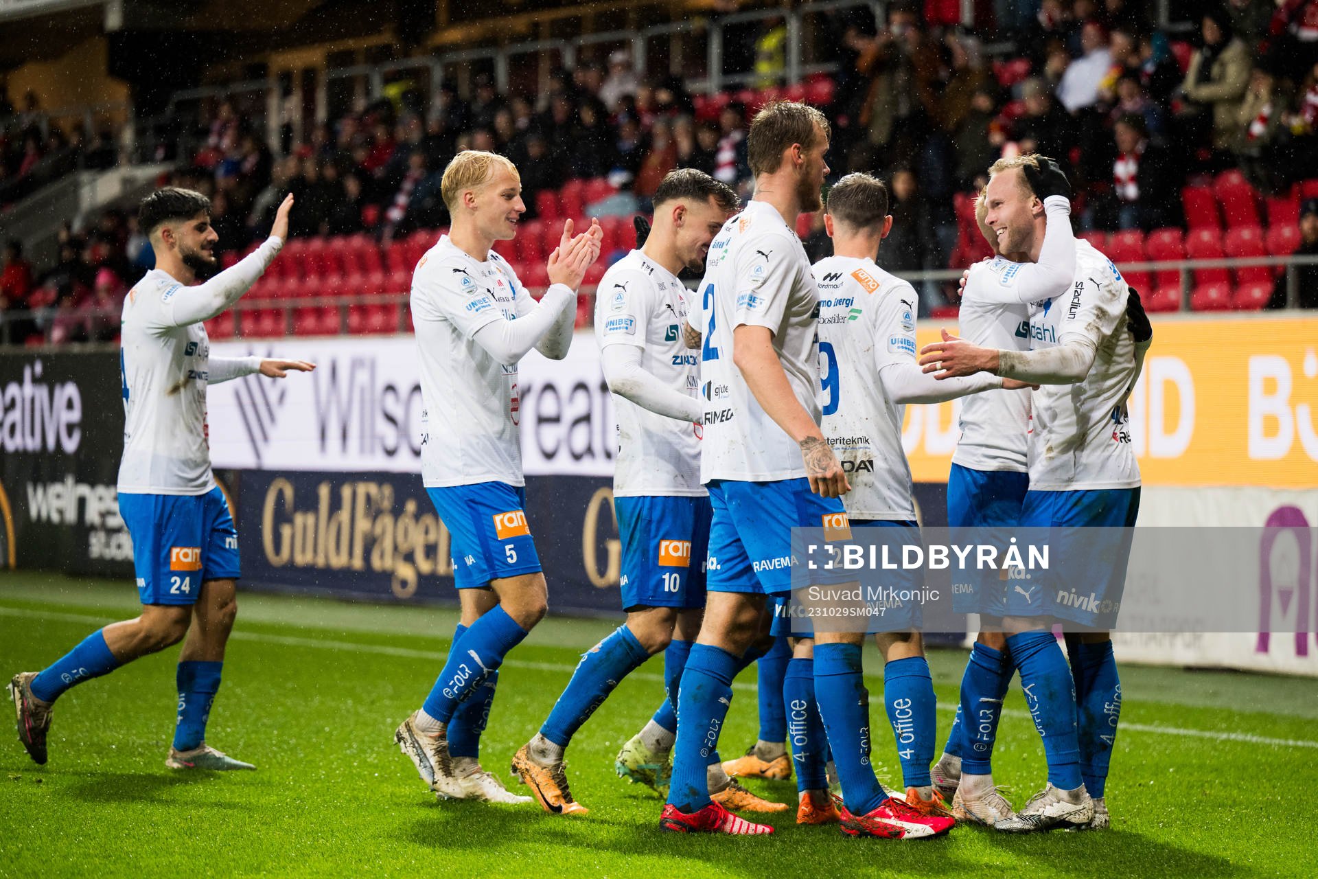 Värnamos Gustav Engvall jublar med lagkamrater