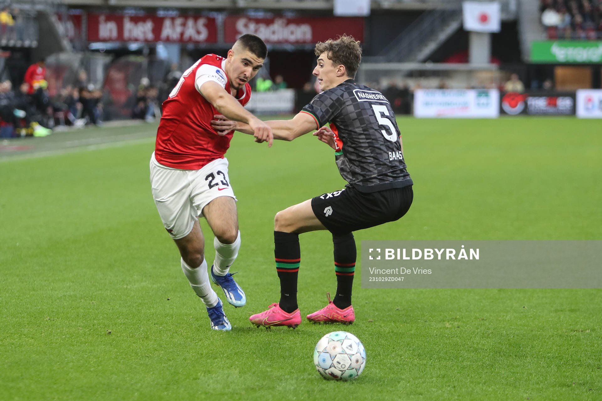 ALKMAAR , 29-10-2023 , AFAS Stadium, season 2023 / 2024 , Dutch Eredivisie Football season 2023 / 2024, during the match AZ - NEC. (L-R) AZ player Mayckel Lahdo, NEC player Youri Baas