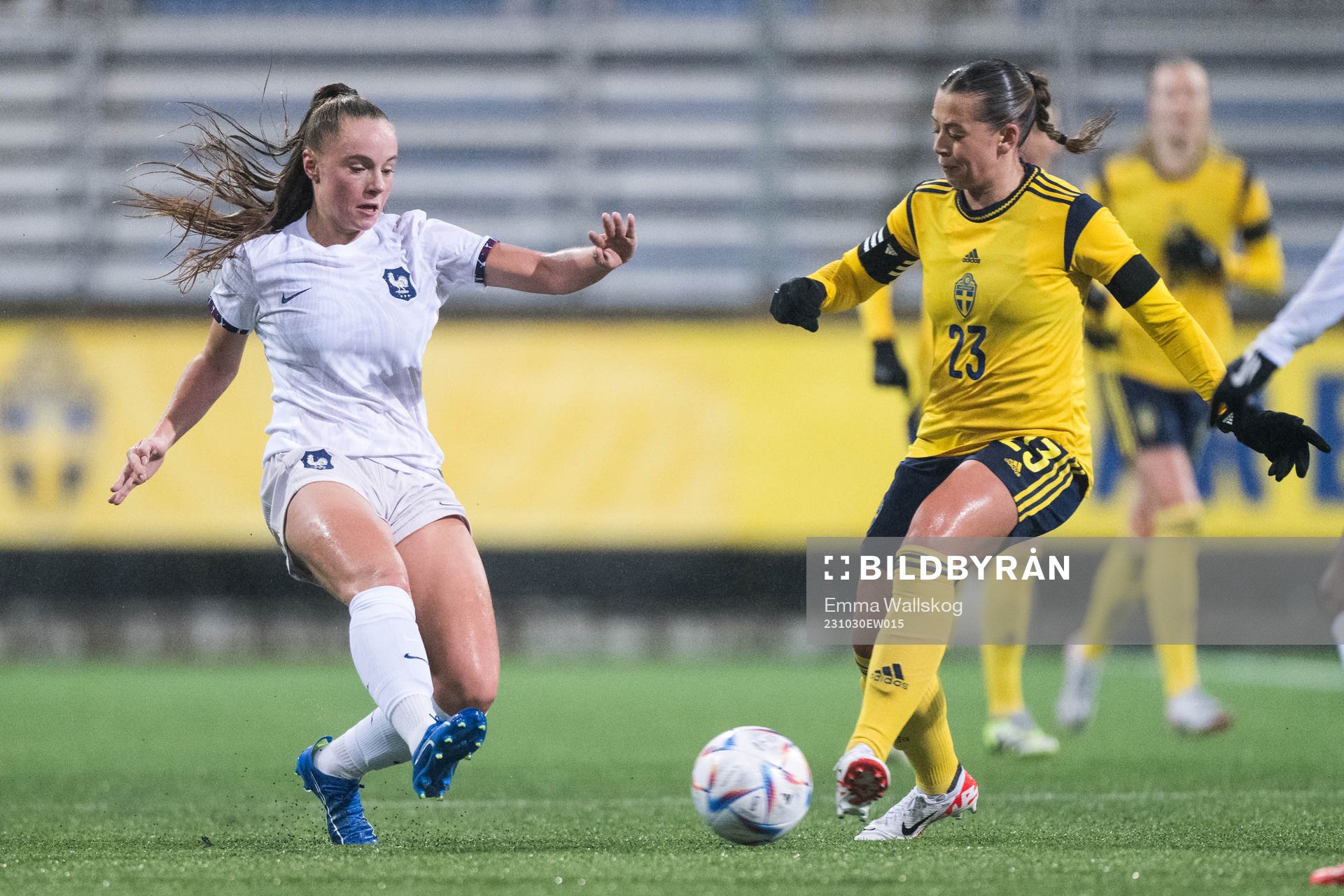 Lou Bogaert of France and Cornelia Kapocs of Sweden