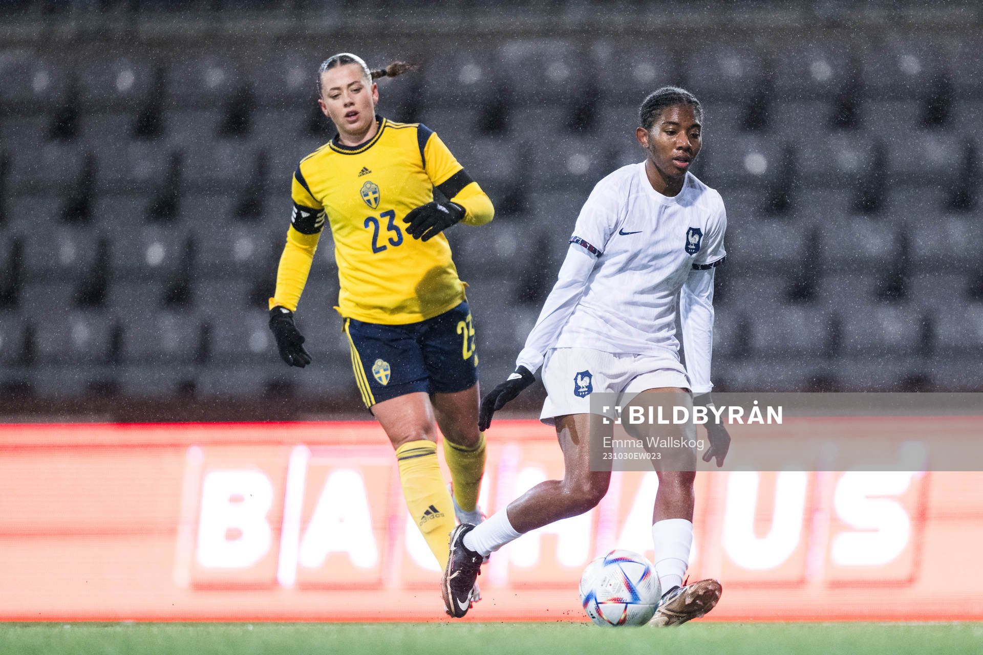 Cornelia Kapocs of Sweden and Jade Rastocle of France