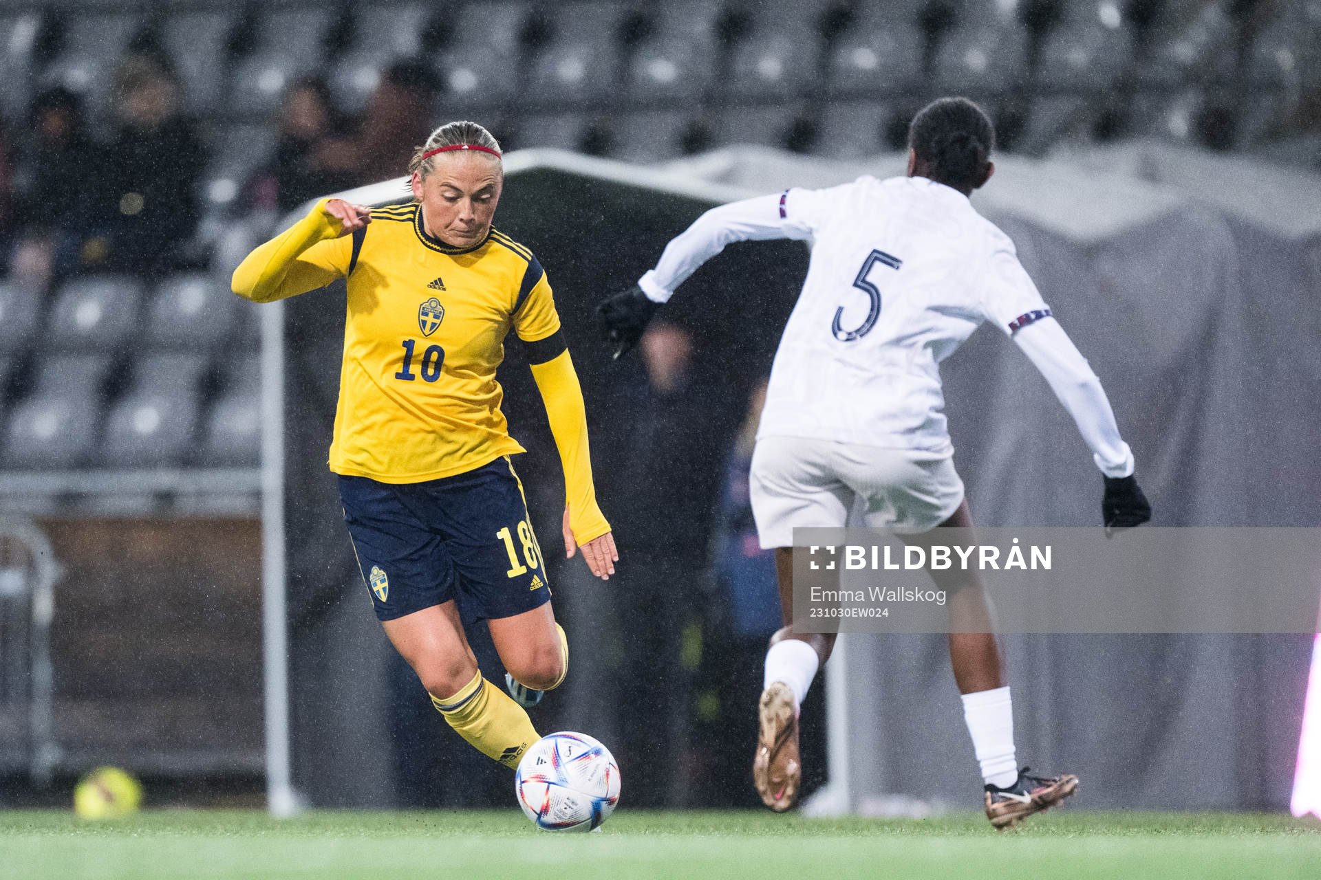 Paulina Nyström of Sweden and France Airine Fontaine of