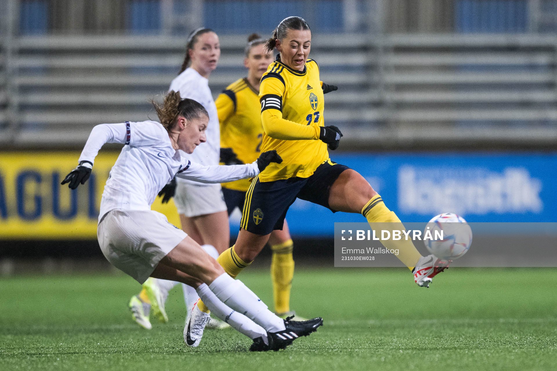 Anaele Le Moguedec of France and Cornelia Kapocs of Sweden