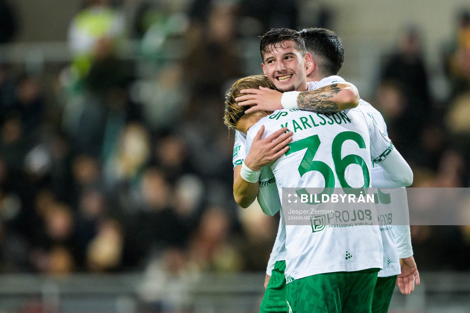 Hammarbys Viktor Djukanovic och Markus Karlsson jublar efter 2-0 under fotbollsmatchen i Allsvenskan mellan Hammarby och Sirius den 30 oktober 2023 i Stockholm.