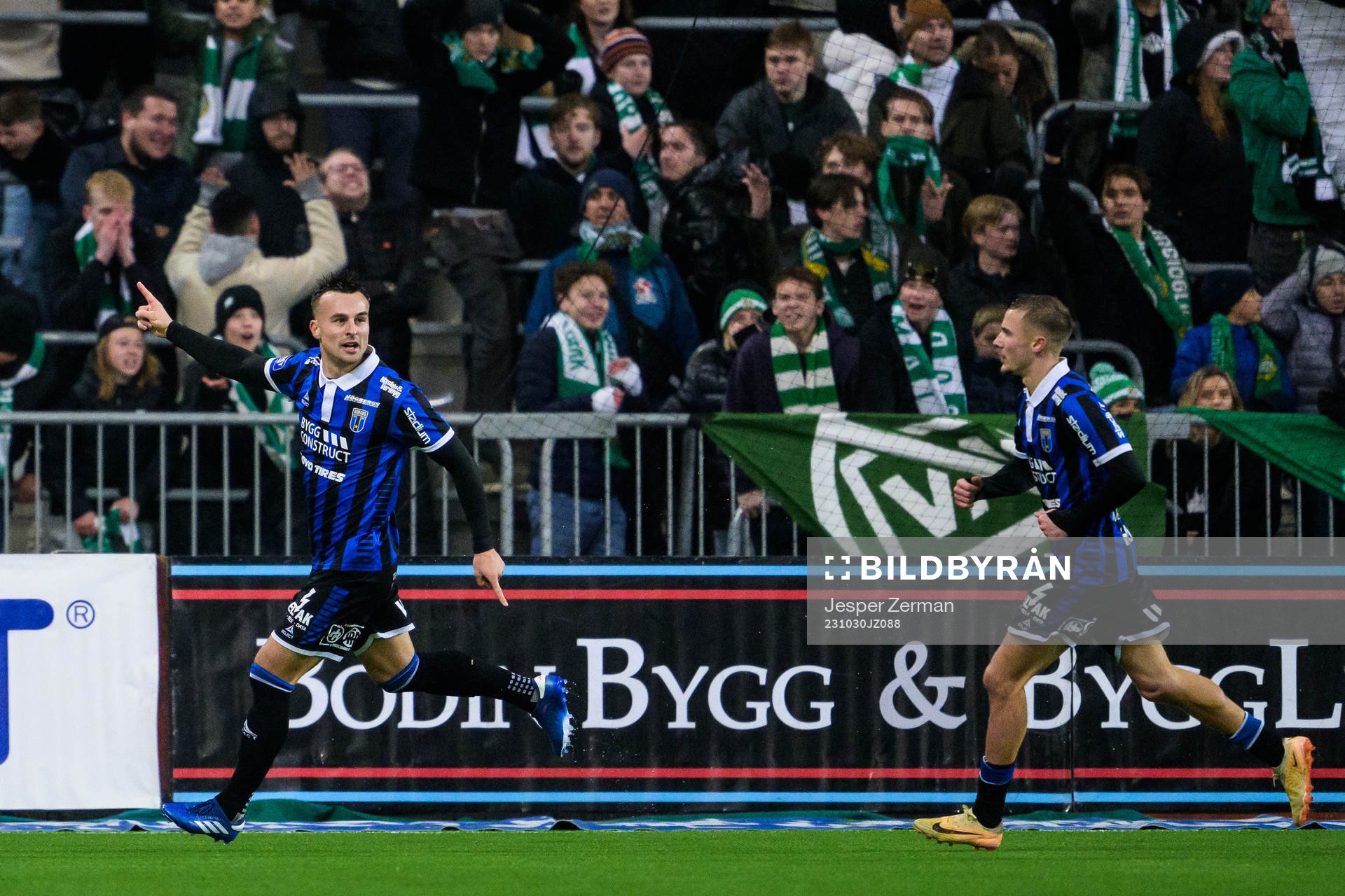 Sirius Henrik Castegren jublar efter 2-2 under fotbollsmatchen i Allsvenskan mellan Hammarby och Sirius den 30 oktober 2023 i Stockholm. 