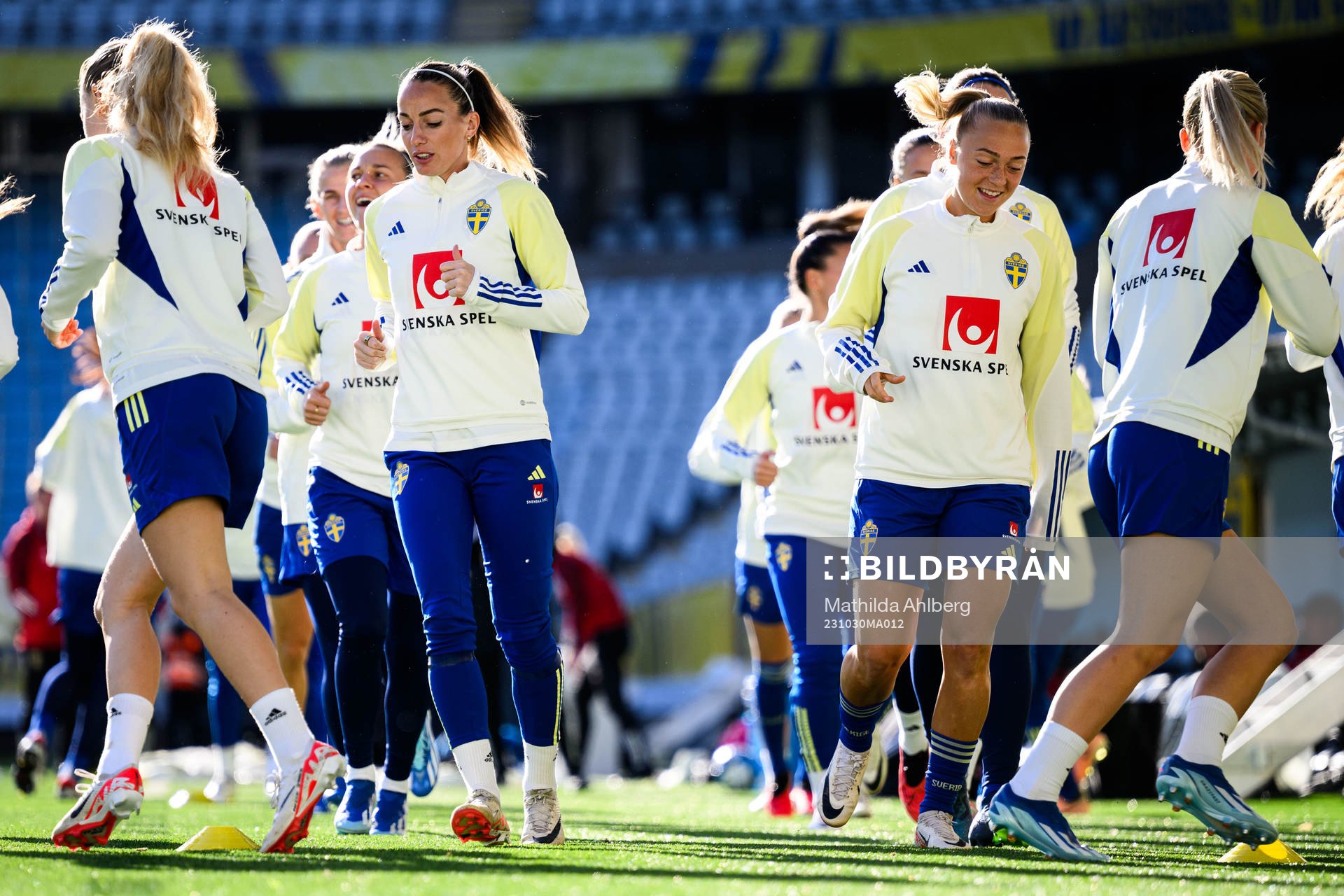 Kosovare Asllani and Hanna Bennison of the Swedish women's