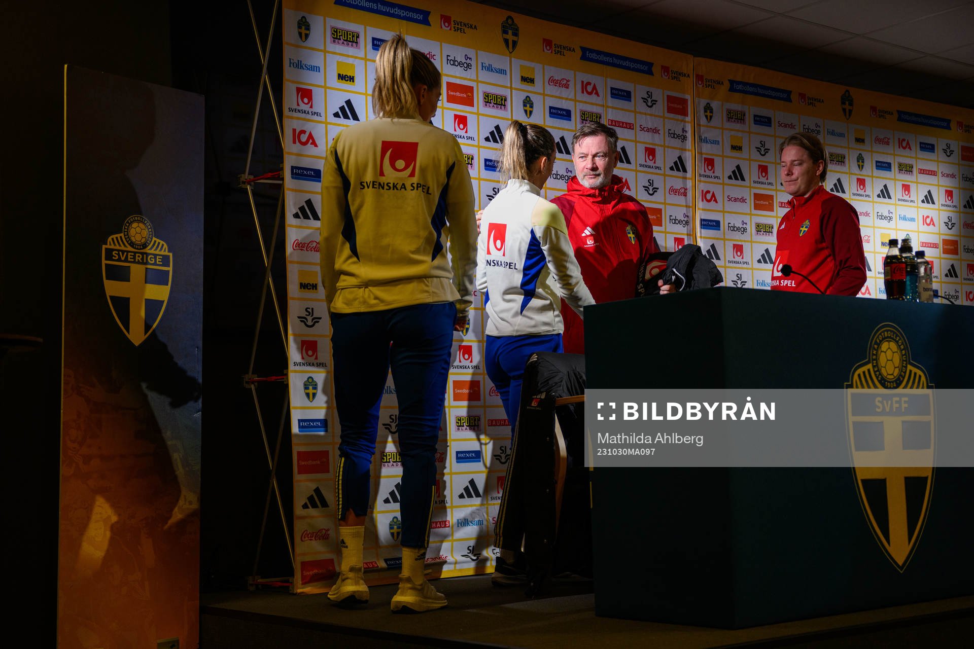 Linda Sembrant, Kosovare Asllani and Head coach Peter