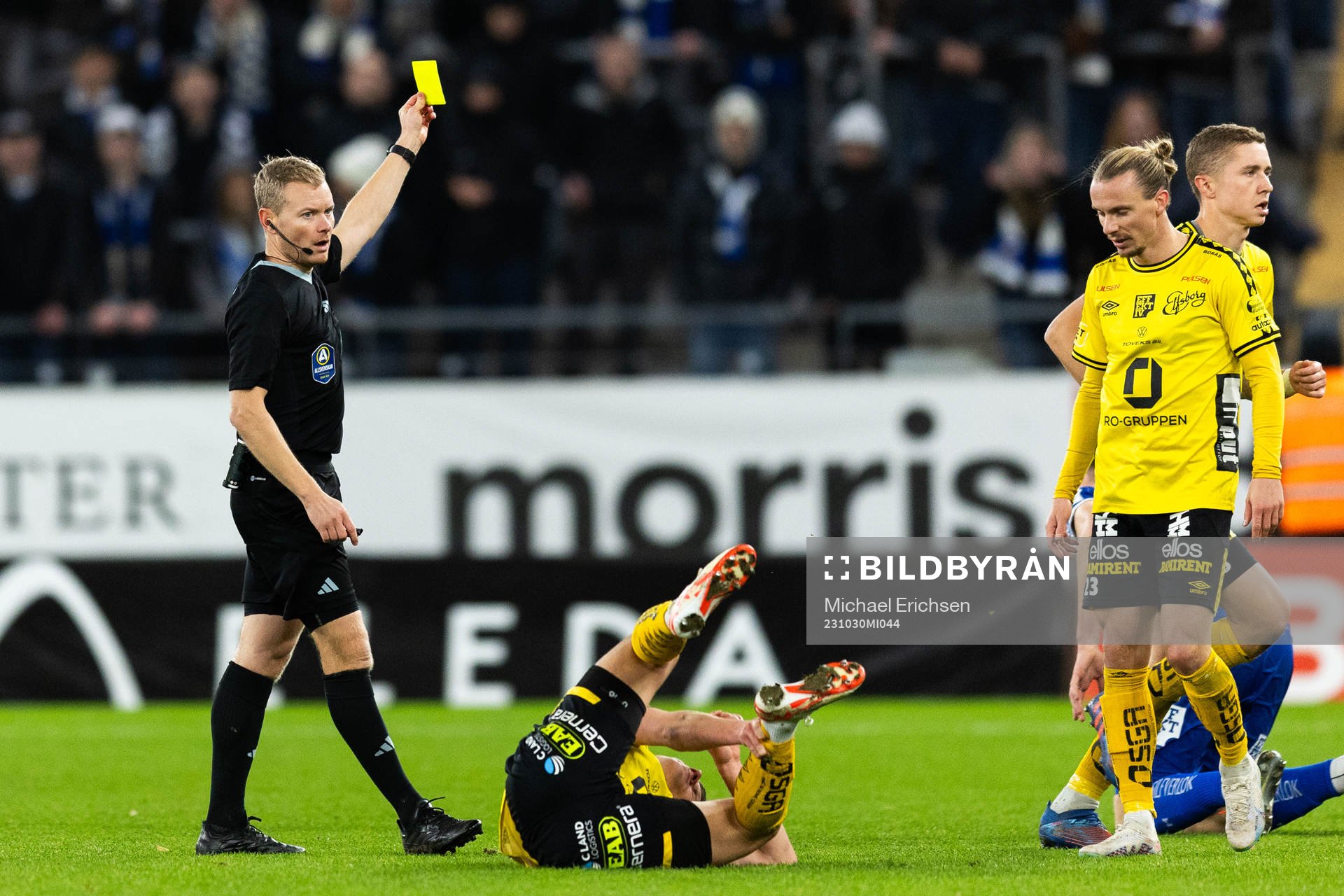 Domare Fredrik Klitte delar ut en varning till IFK