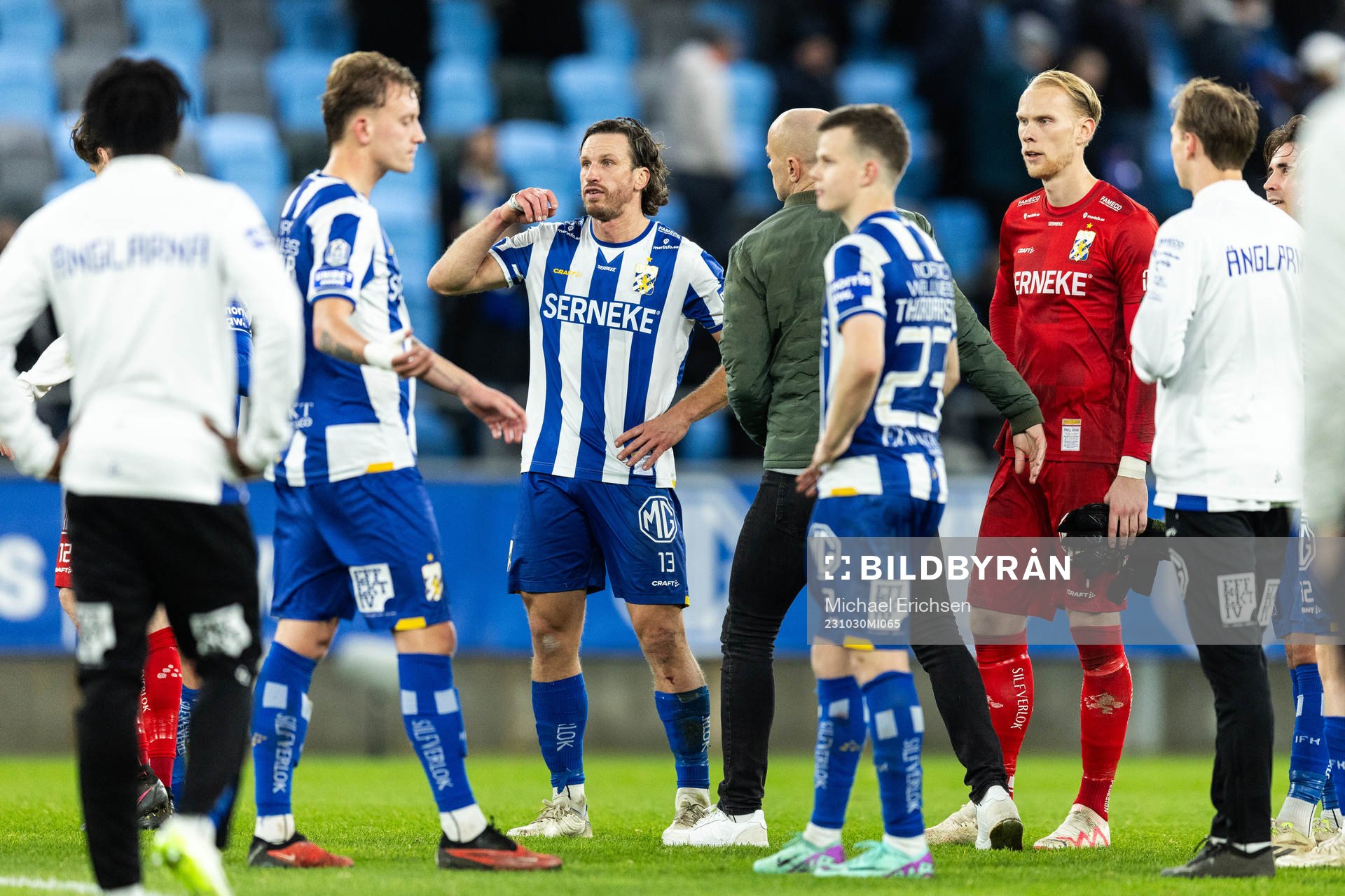 IFK Göteborgs Gustav Svensson och lagkamrater deppar