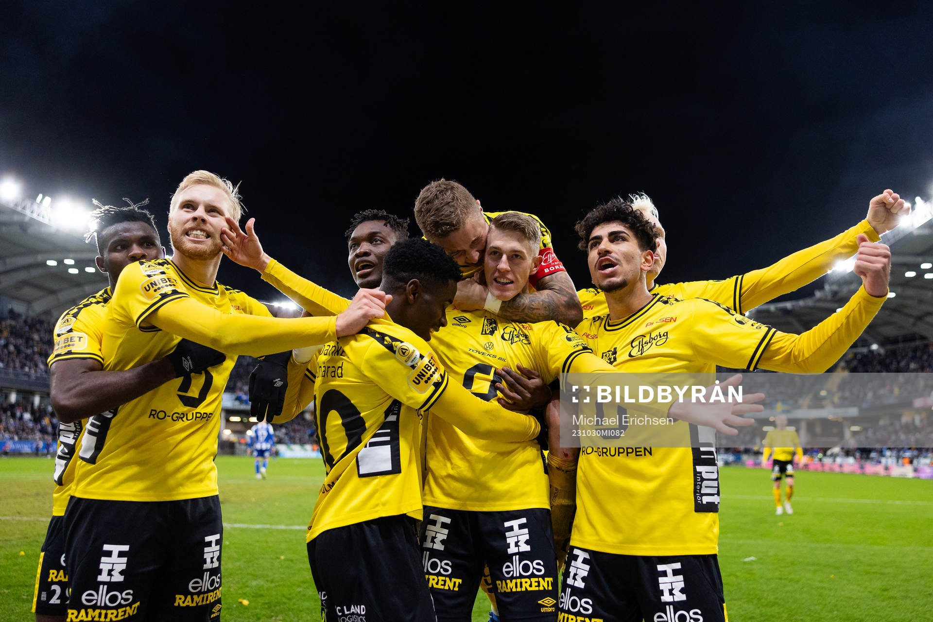 Elfsborgs Alexander Bernhardsson jublar med lagkamrater