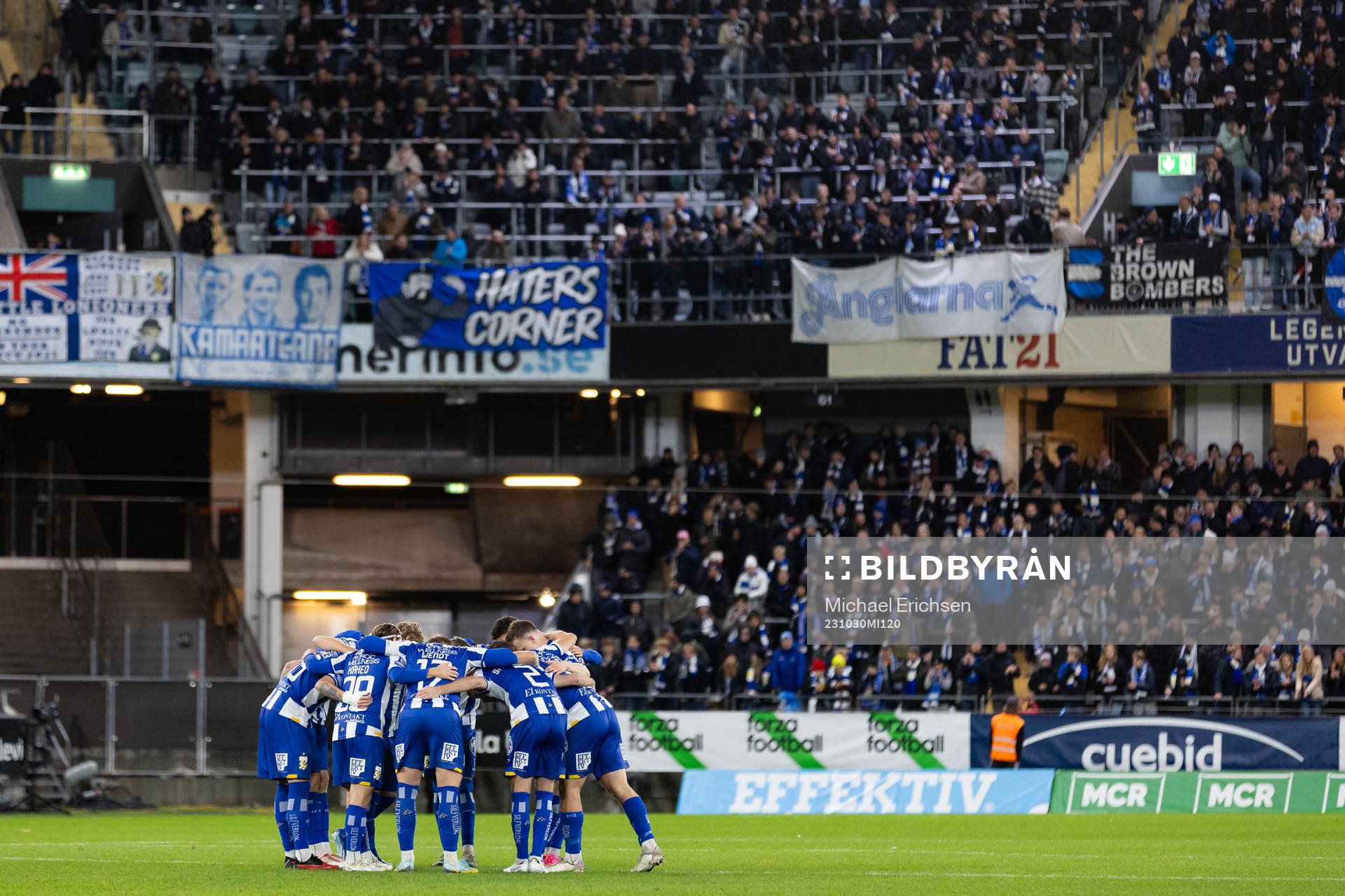 IFK Göteborgs spelare samlade innan andra halvleken av fotbollsmatchen i Allsvenskan mellan IFK Göteborg och Elfsborg den 30 oktober 2023 i Göteborg.