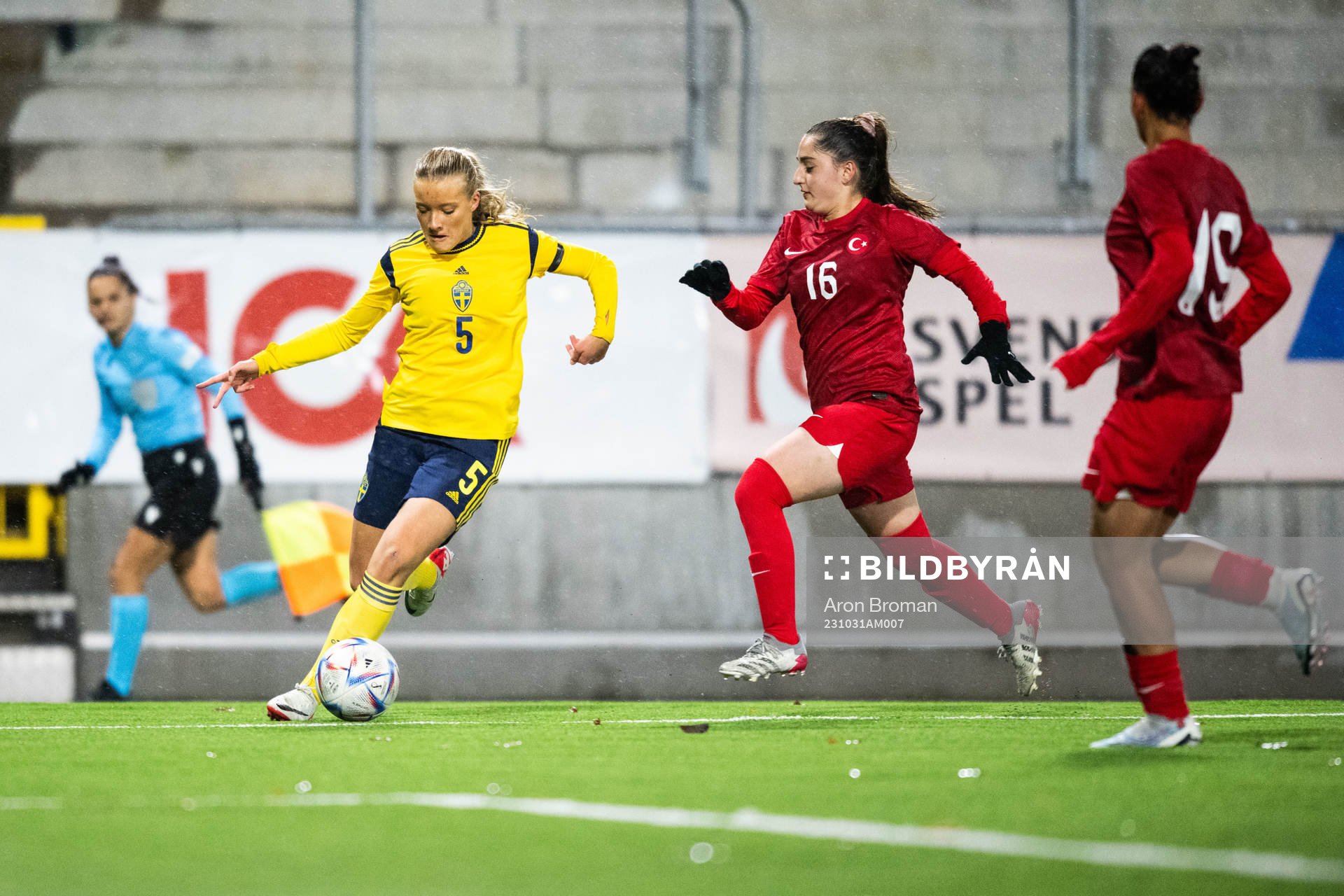 Smilla Holmberg of Sweden and Tuana Senturk of Turkey during the UEFA Women's under-19 Euro Qualifier football match between Turkey and Sweden on October 31, 2023 in Västerås.