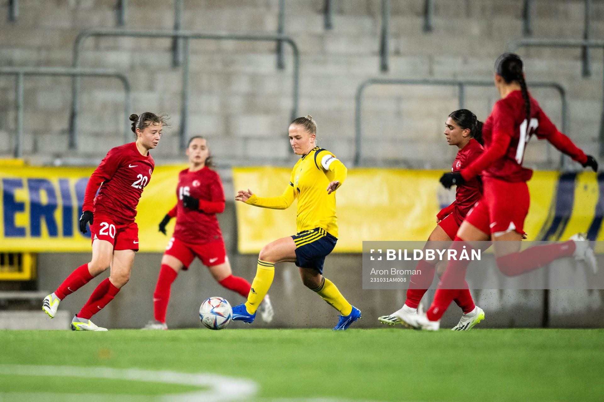 Tuana Demirbas of Turkey and Tuva Skoog of Sweden