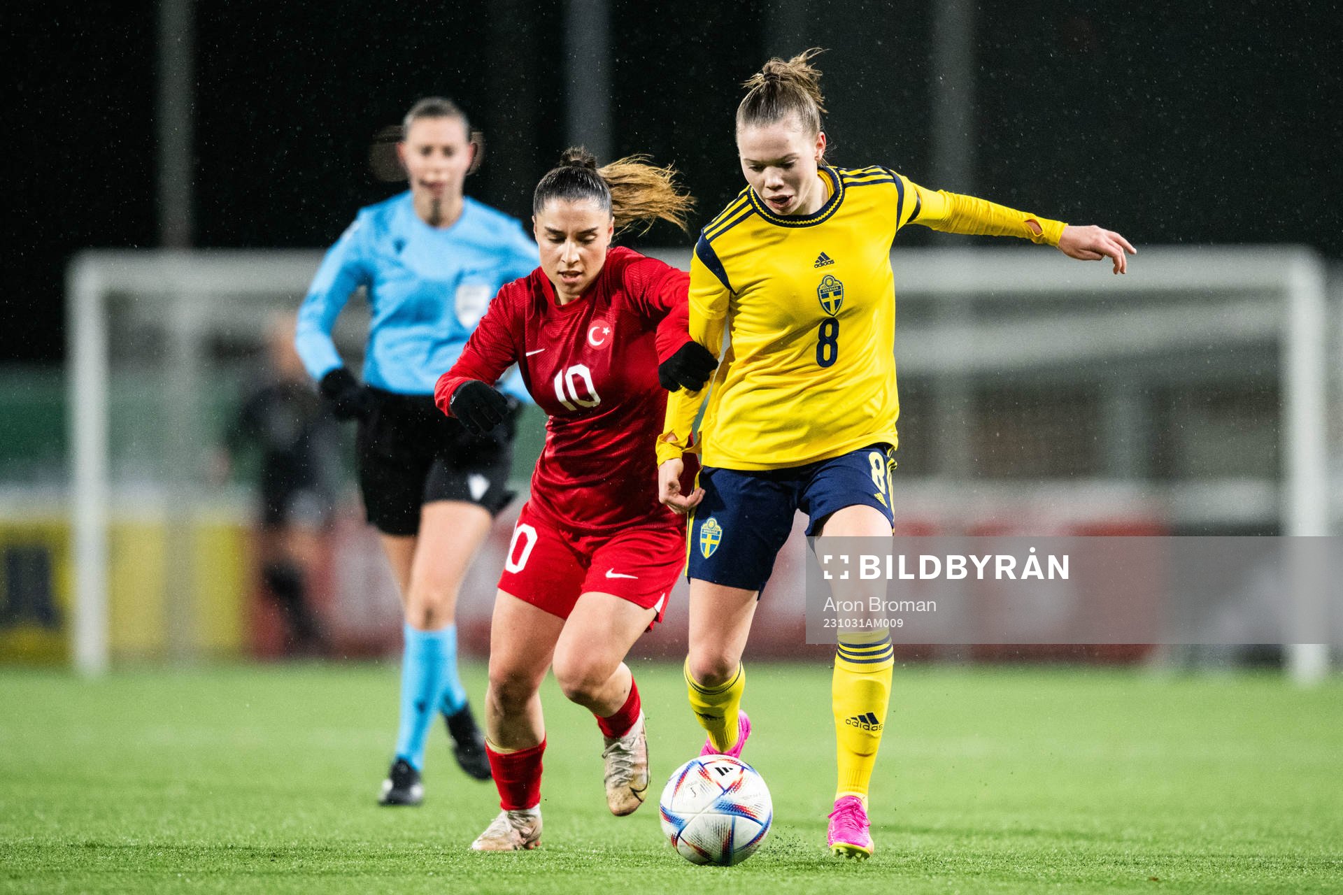 Yaren Surul of Turkey and Bea Sprung of Sweden during the UEFA Women's under-19 Euro Qualifier football match between Turkey and Sweden on October 31, 2023 in Västerås.