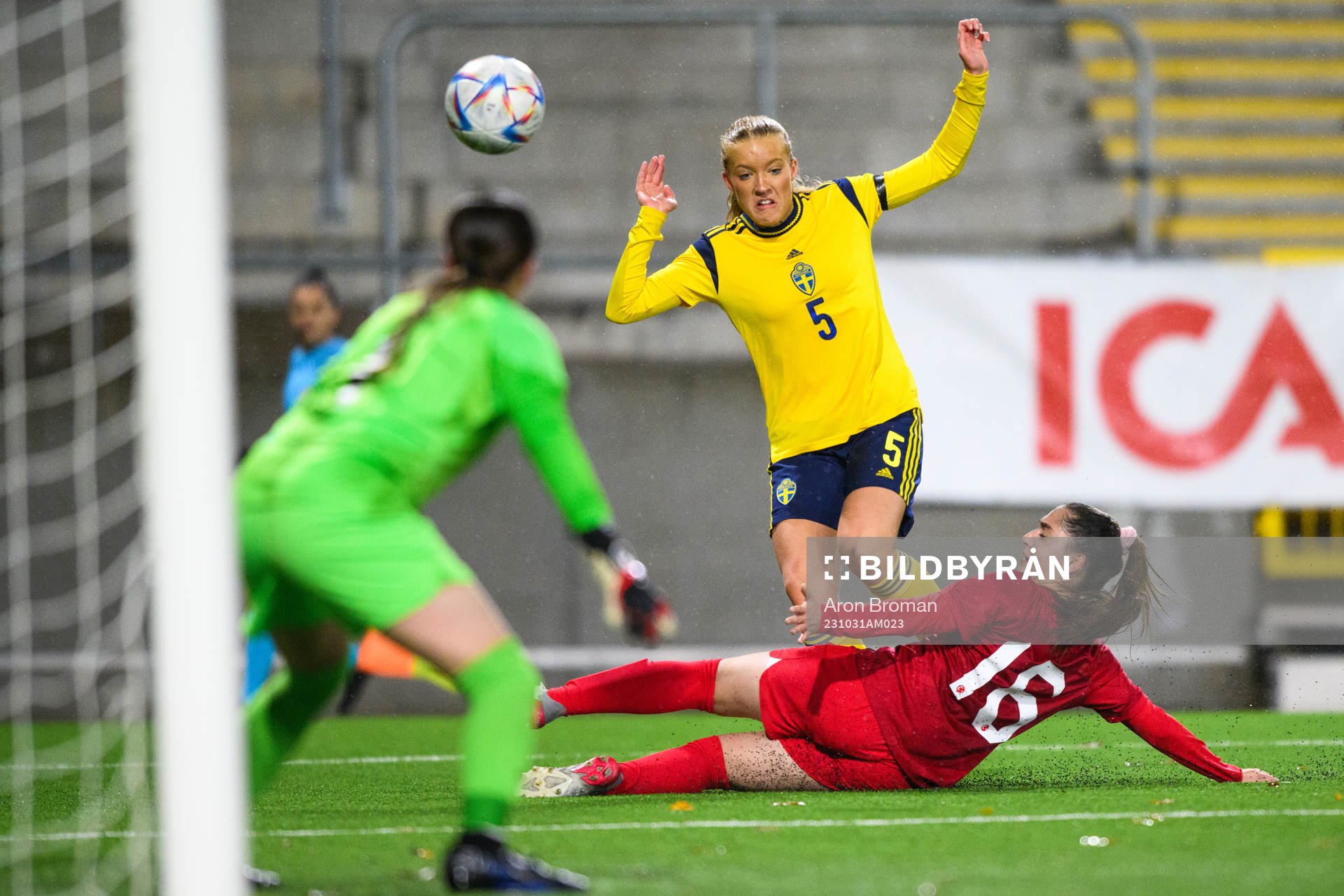 Smilla Holmberg of Sweden and Yuna Demir of Turkey