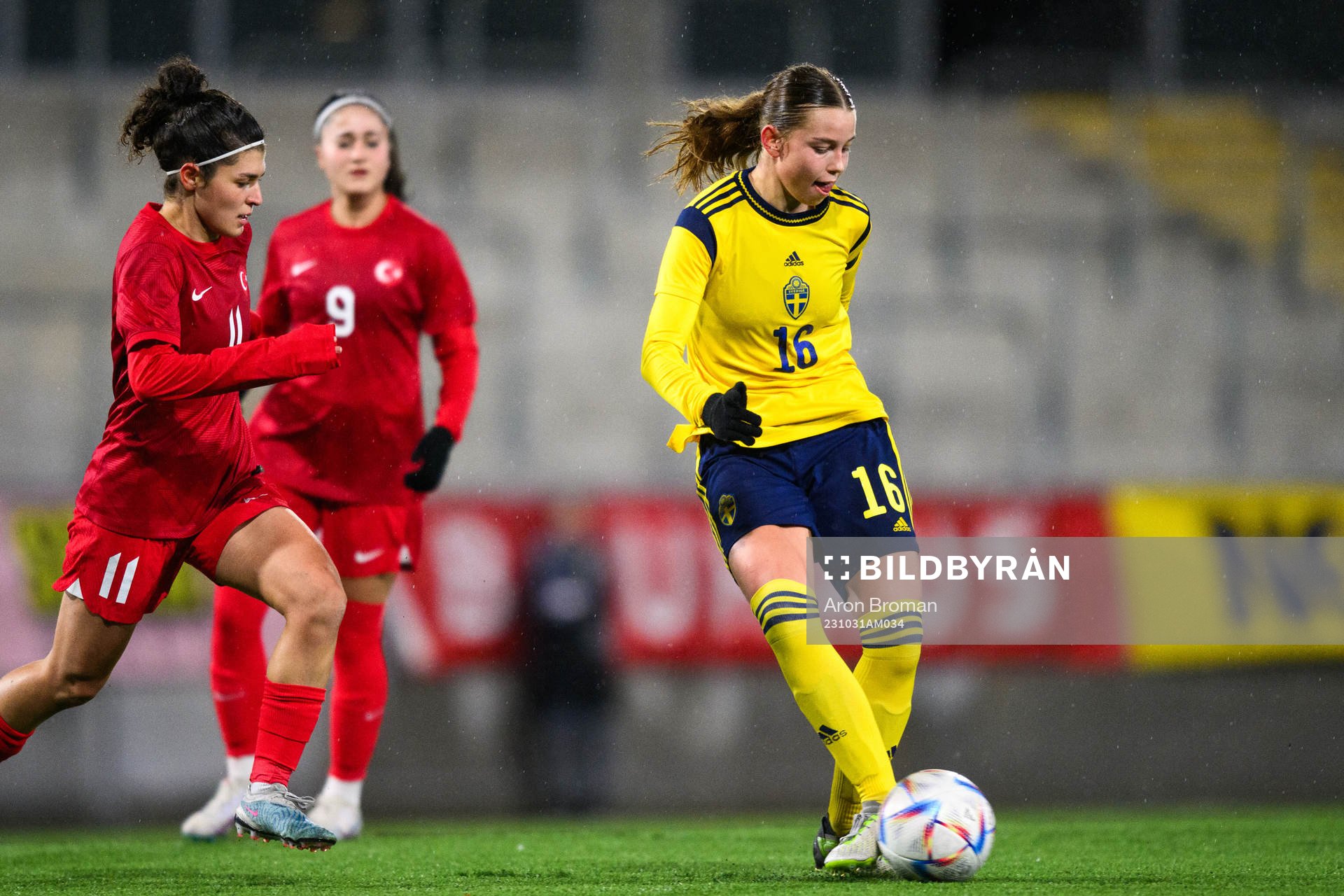 Tuana Yilmaz of Turkiet and Elsa Pelgander of Sweden during the UEFA Women's under-19 Euro Qualifier football match between Turkey and Sweden on October 31, 2023 in Västerås.