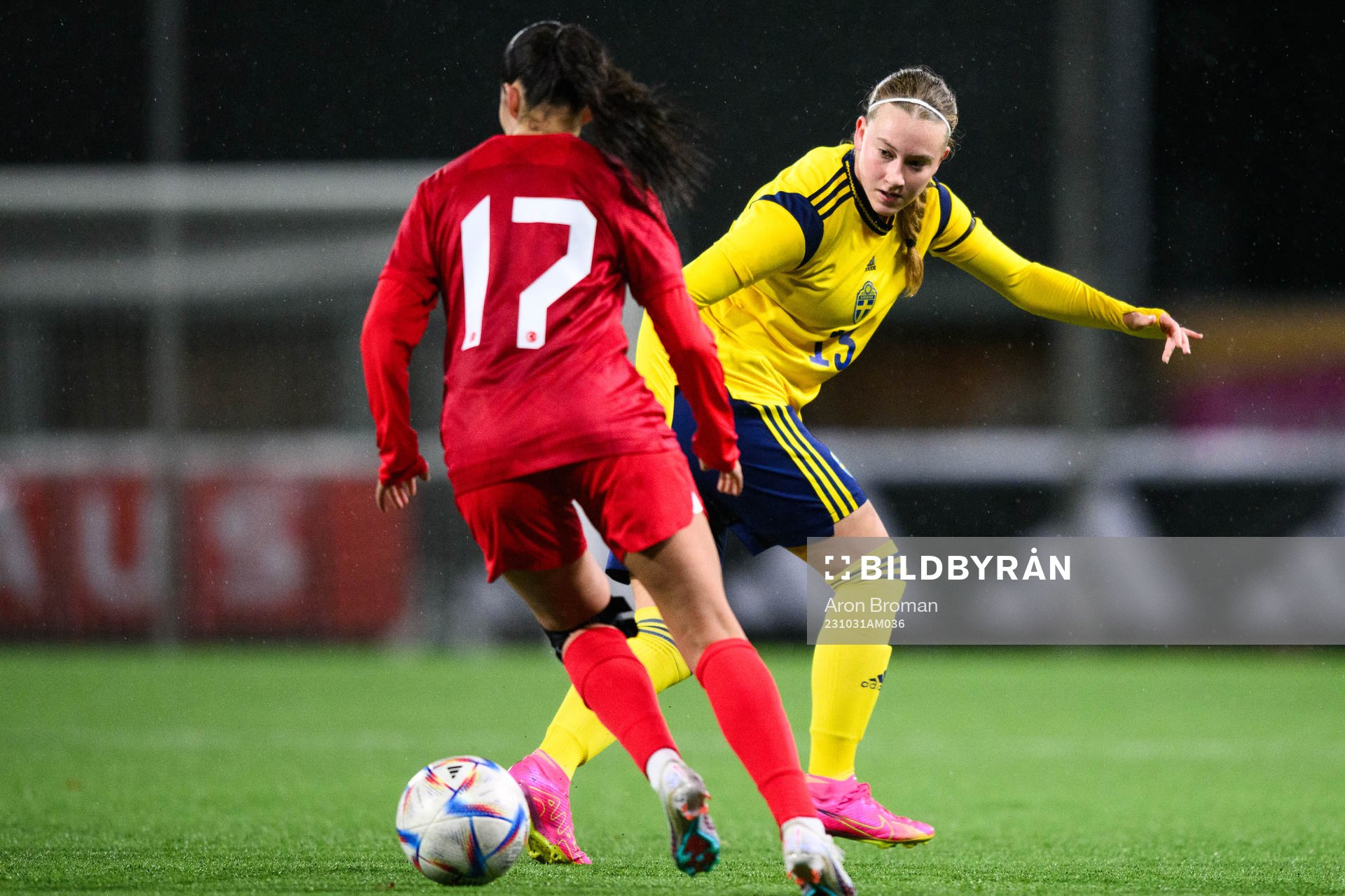 Julia Ouz of Turkey and Agnes Mårtensson of Sweden