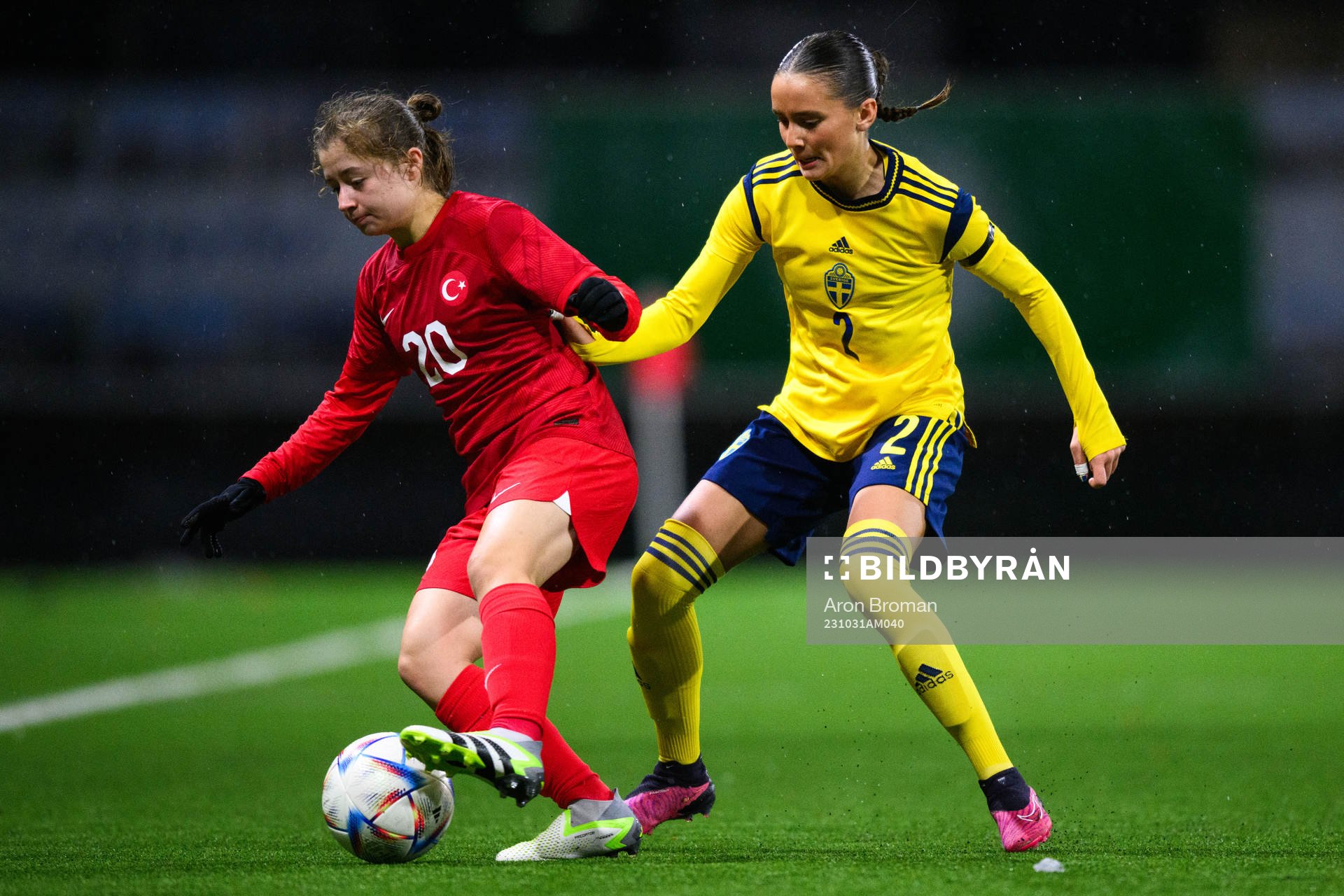 Tuana Demirbas of Turkey and Vera Blom of Sweden
