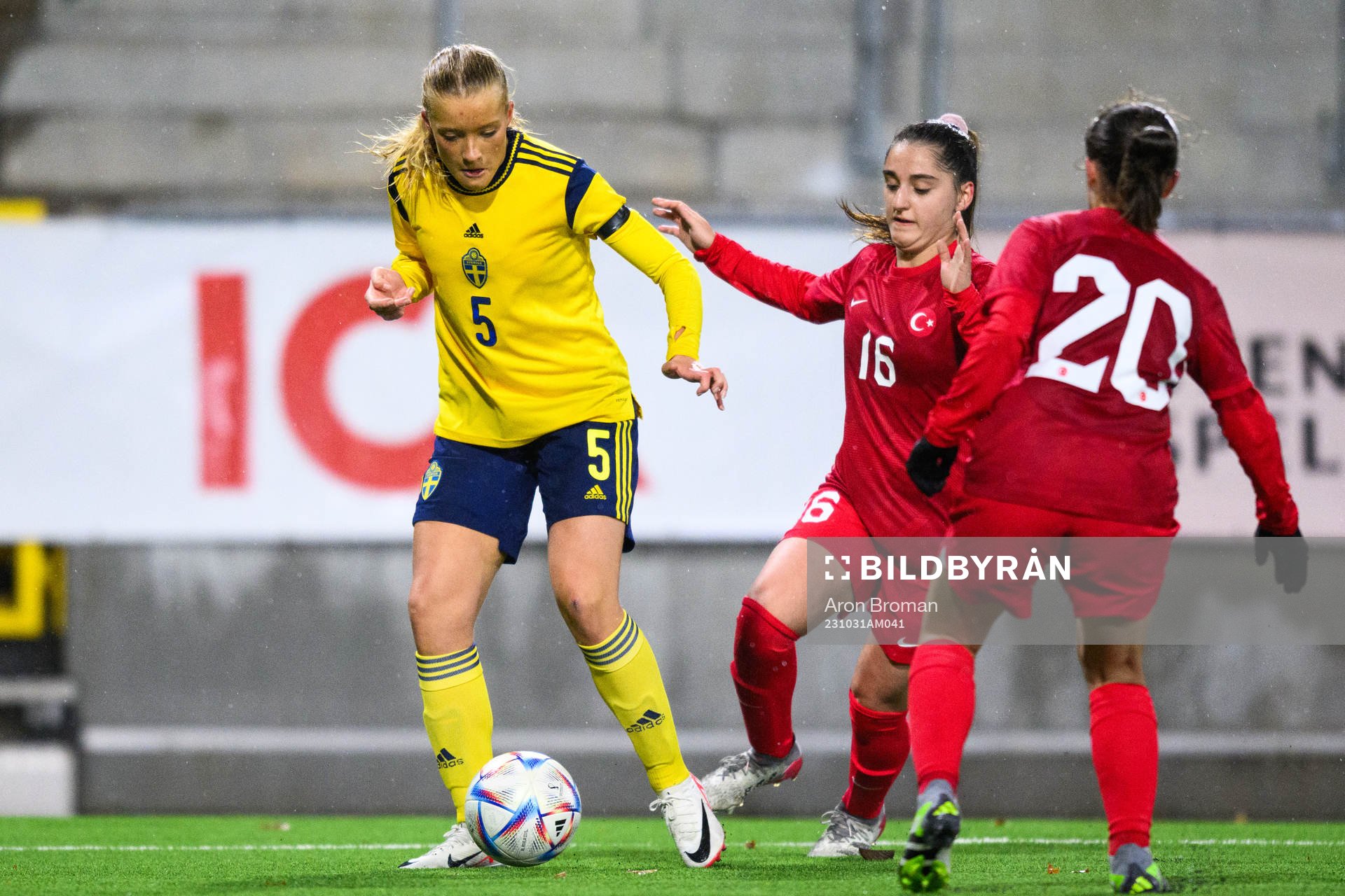 Smilla Holmberg of Sweden and Tuana Senturk of Turkey