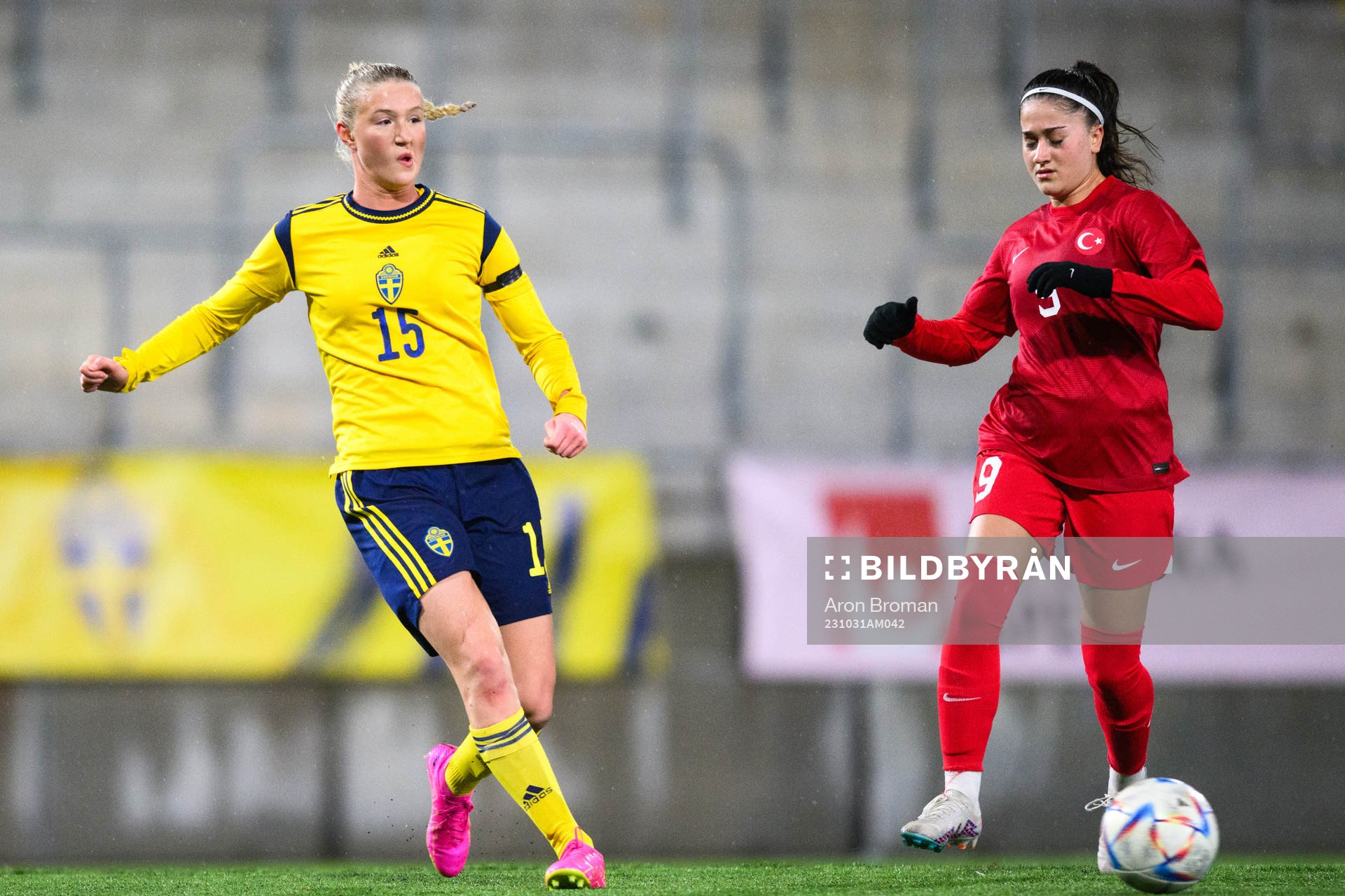 Alexandra Larsson of Sweden and Tuana Turcin of Turkey