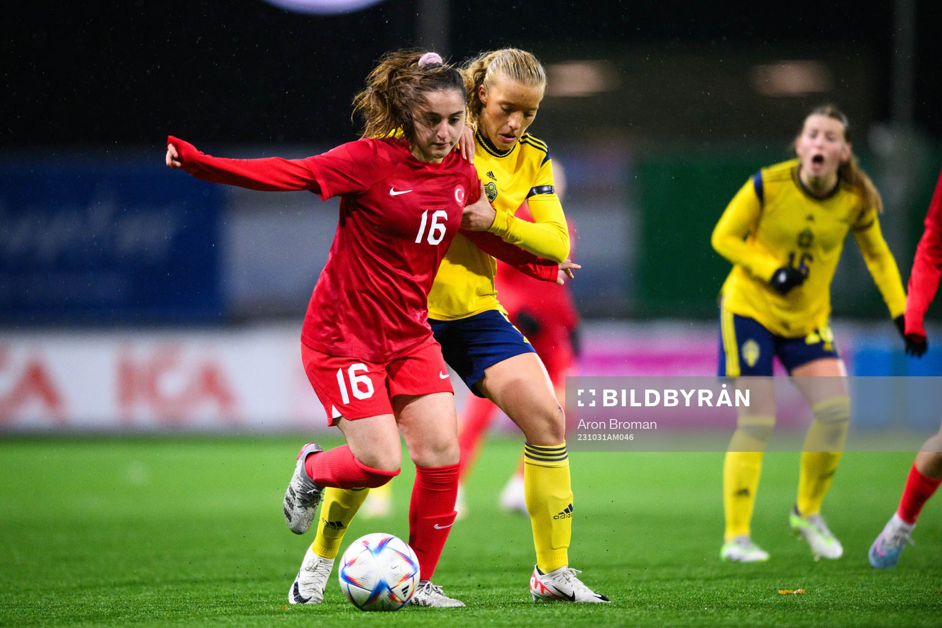 Tuana Senturk of Turkey and Smilla Holmberg of Sweden