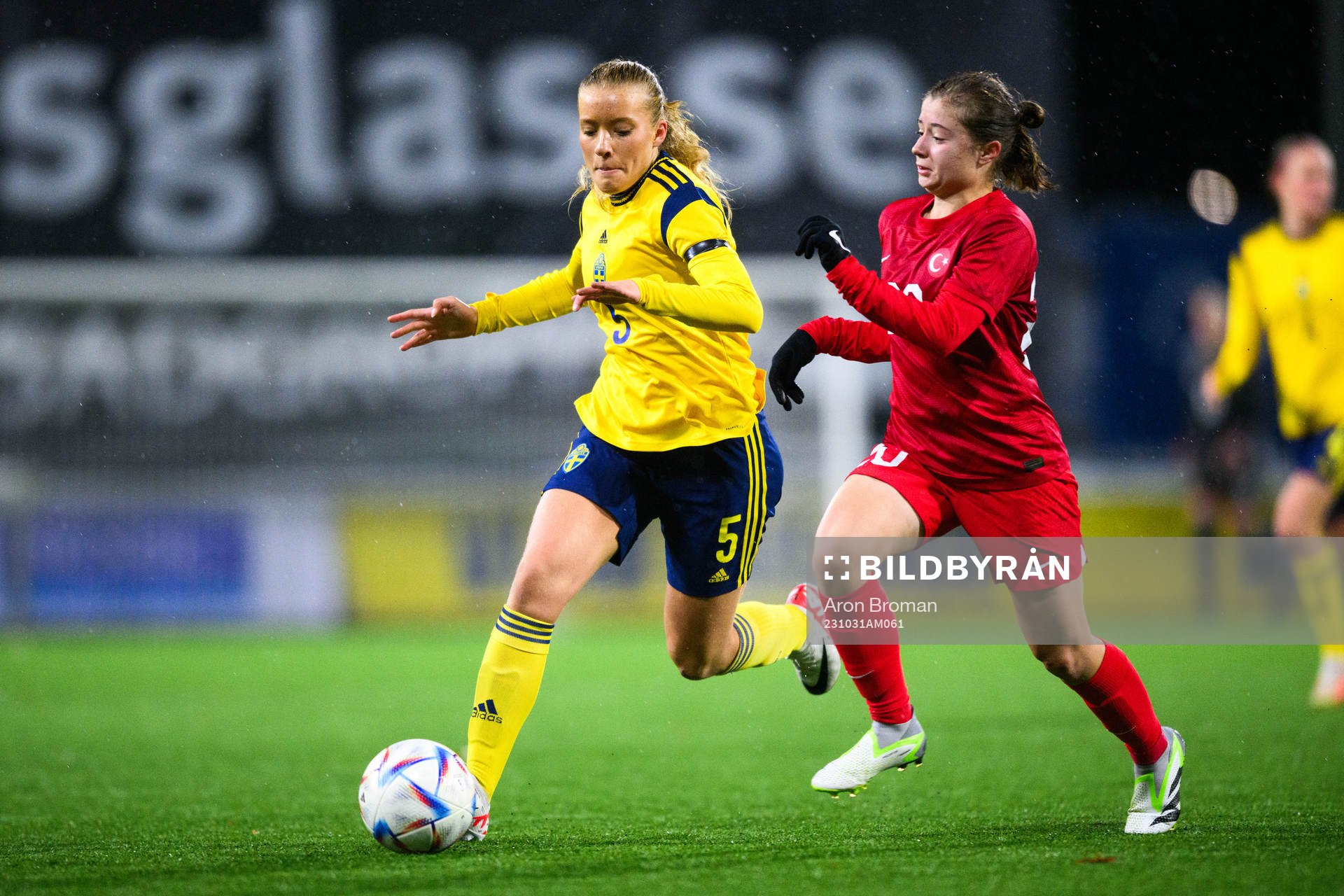 Smilla Holmberg of Sweden and Tuana Demirbas of Turkey