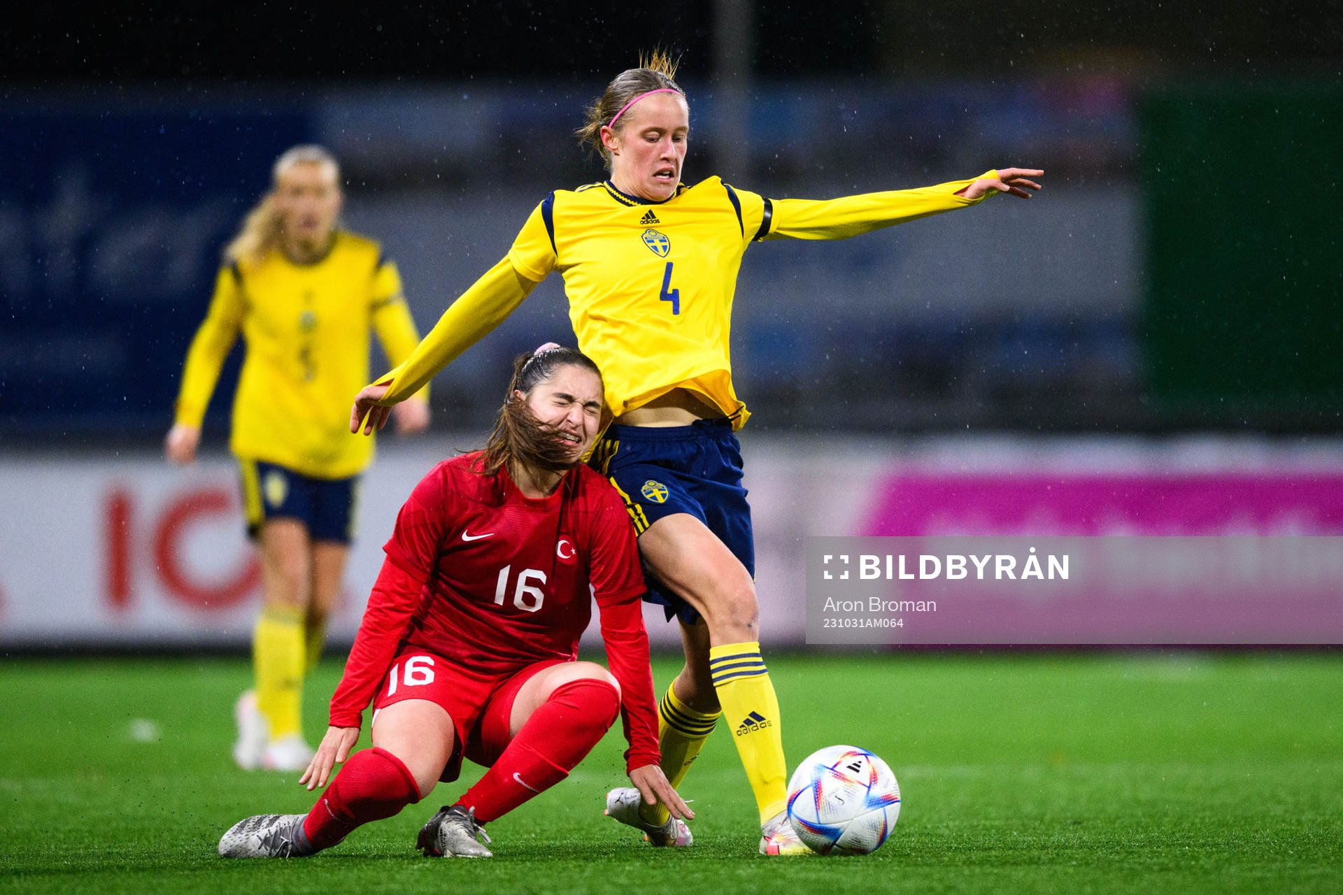 Tuana Senturk of Turkey and Klara Svensson Senelius of