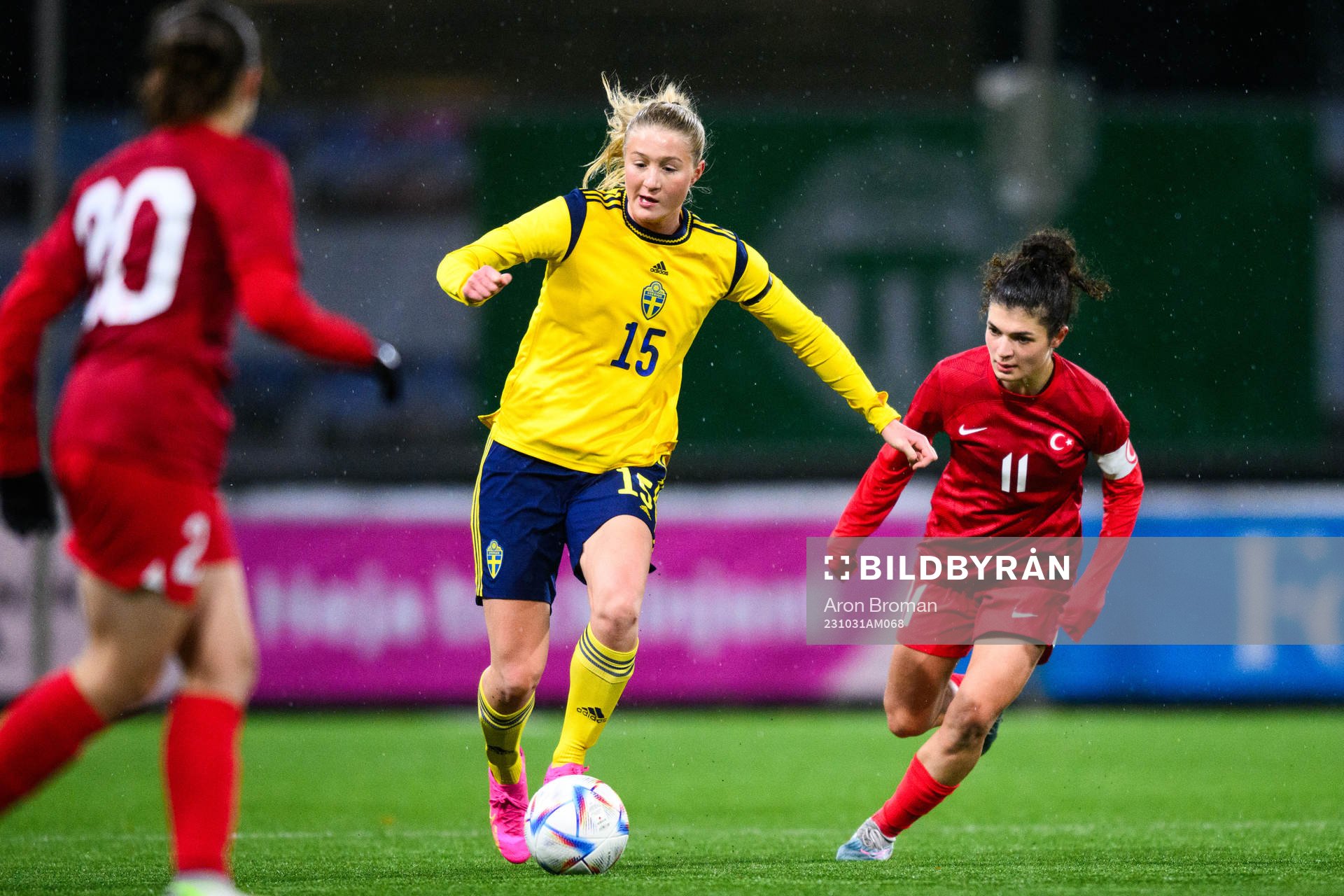 lexandra Larsson of Sweden and Tuana Yilmaz of Turkey during the UEFA Women's under-19 Euro Qualifier football match between Turkey and Sweden on October 31, 2023 in Västerås.