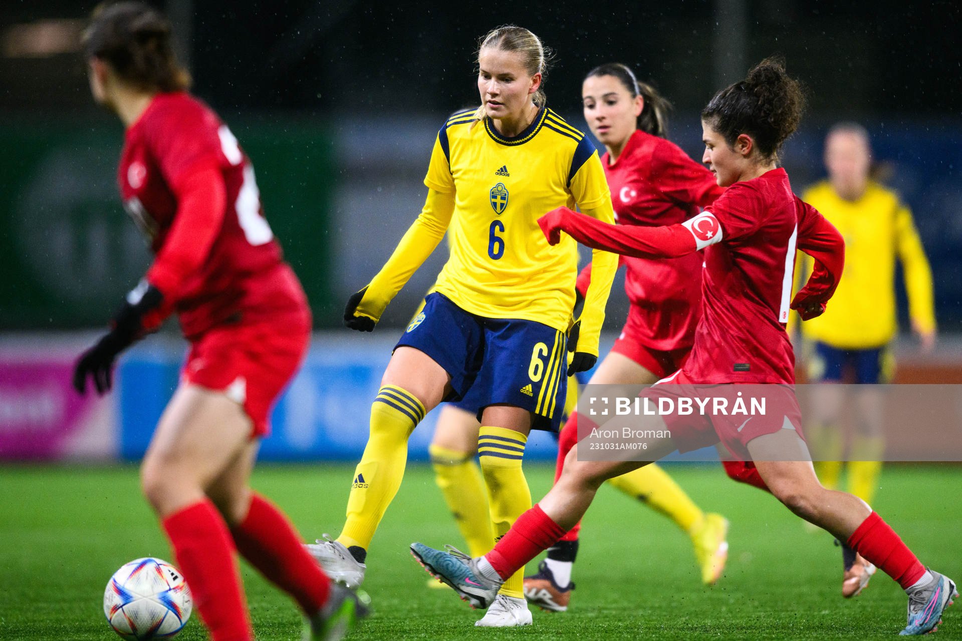 Sara Frigren of Sweden and Tuana Yilmaz of Turkey during the UEFA Women's under-19 Euro Qualifier football match between Turkey and Sweden on October 31, 2023 in Västerås.