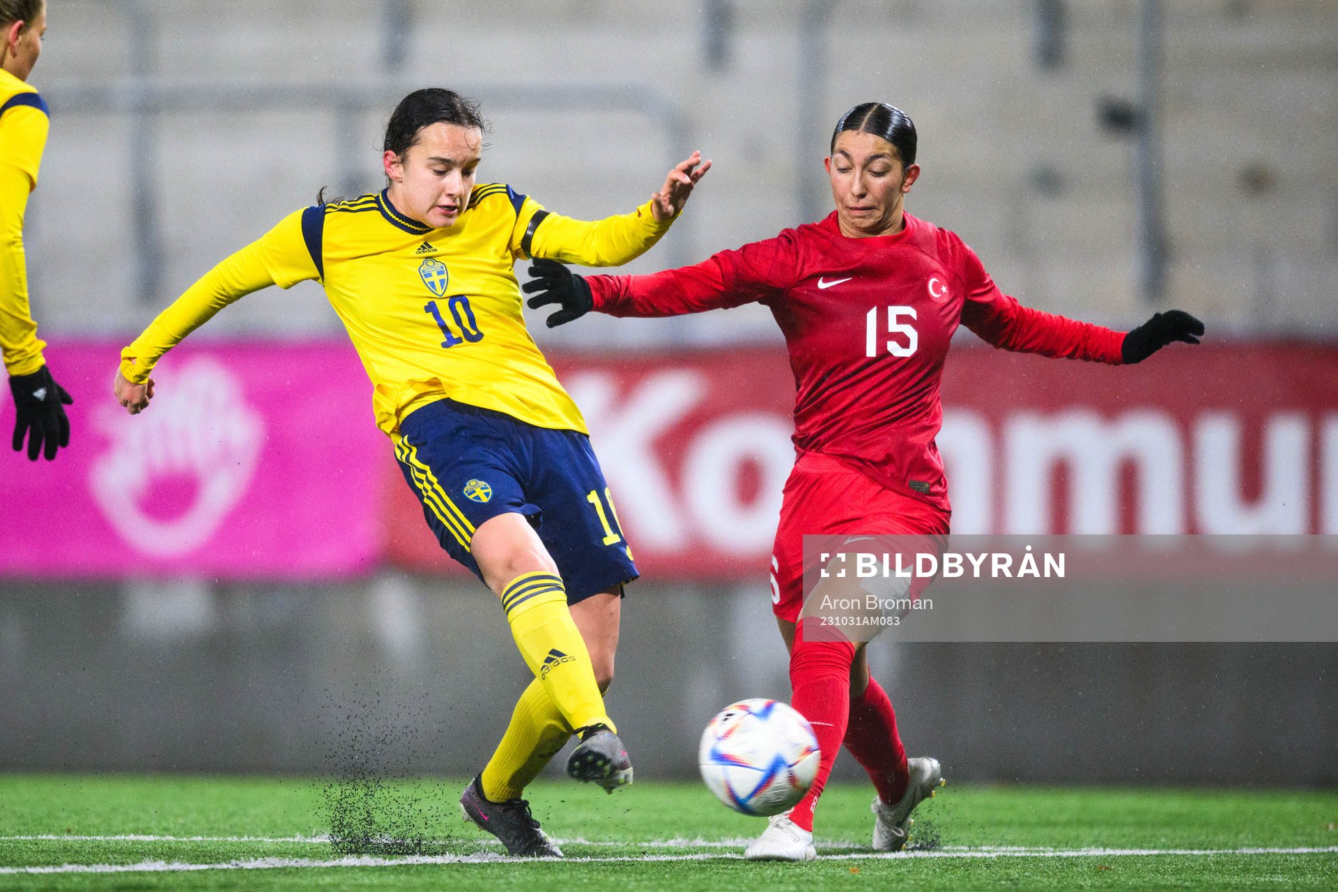 Victoria Svanström of Sweden and Yuna Demir of Turkey