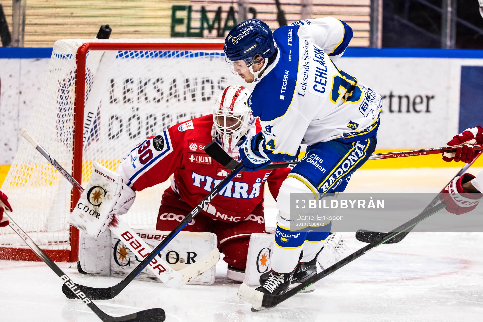 Timrås målvakt Jacob Johansson och Leksands Peter Cehlarik