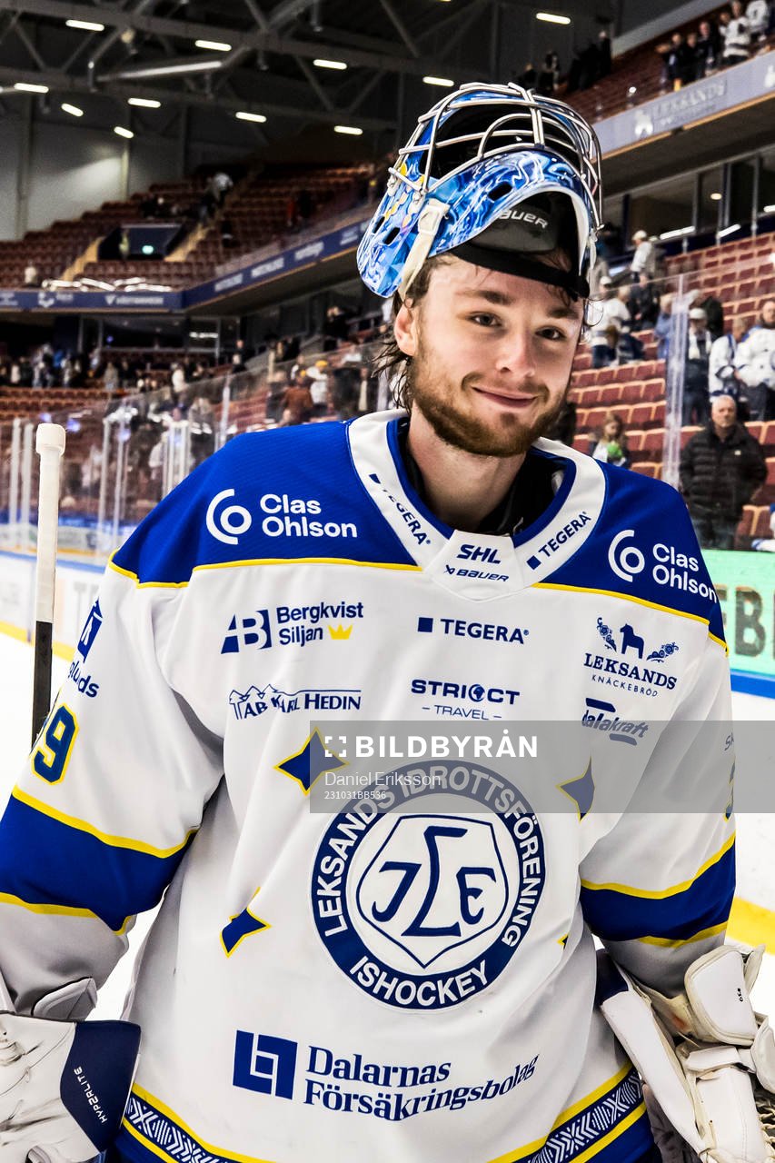 Leksands målvakt Filip Larsson jublar