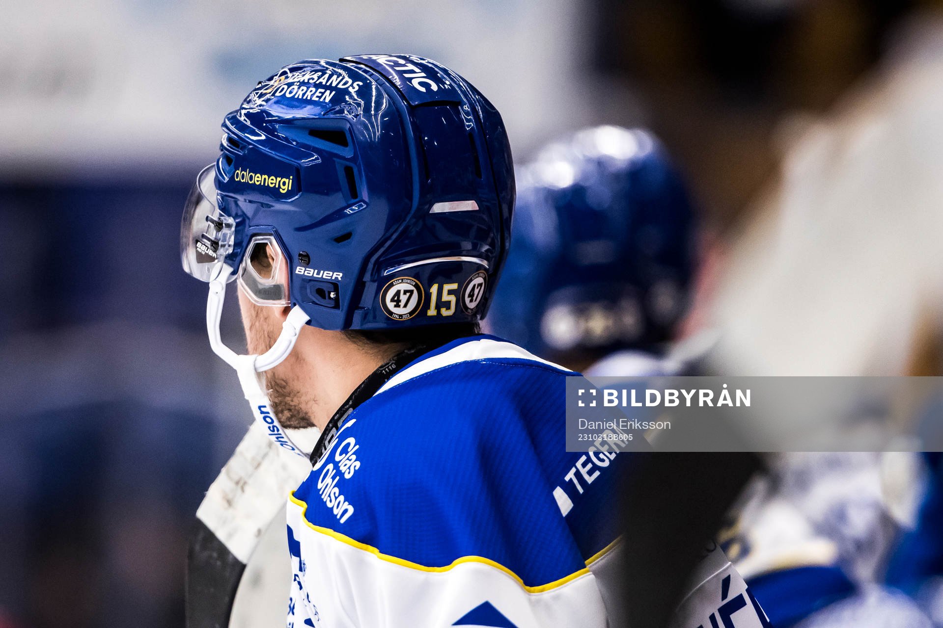 Leksands Max Veronneau hjälm med hyllning för Adam Johnson