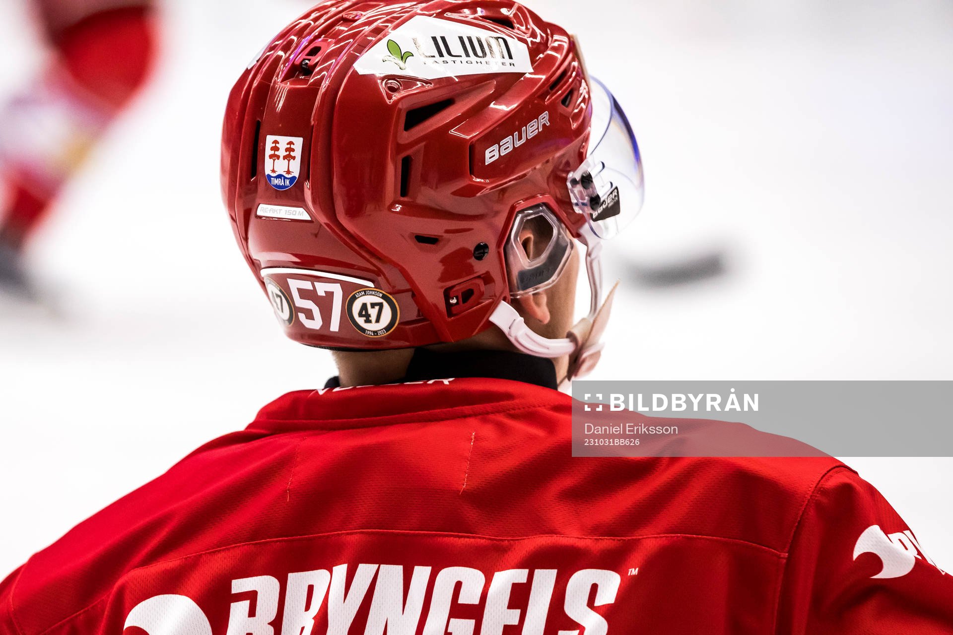 Hyllning på hjälmen för Adam Johnson