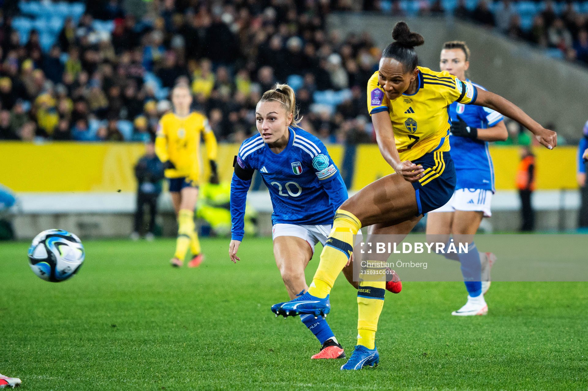 Giada Greggi of Italy and Madelen Janogy of Sweden