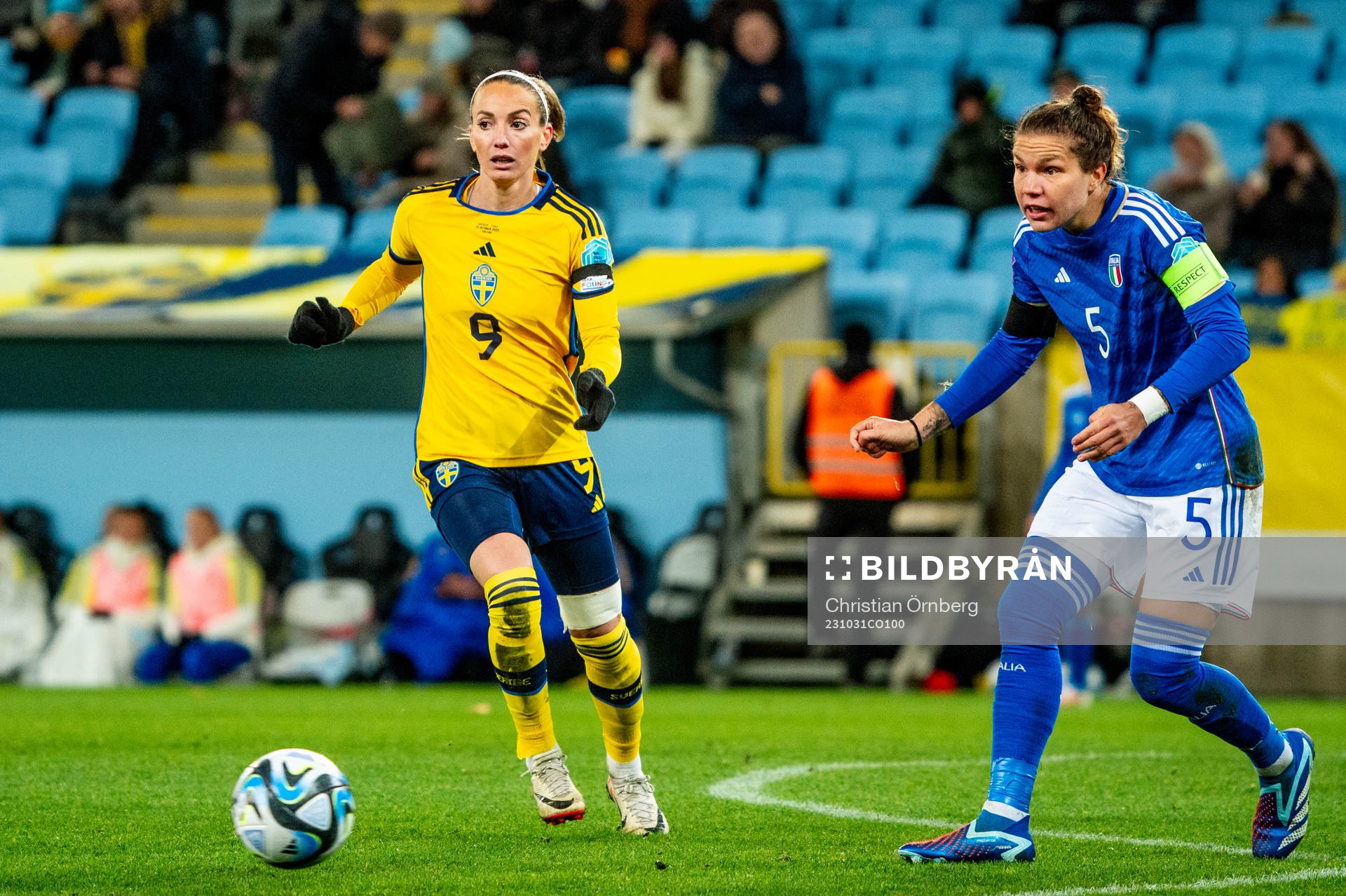 Kosovare Asllani of Sweden and Elena Linari of Italien