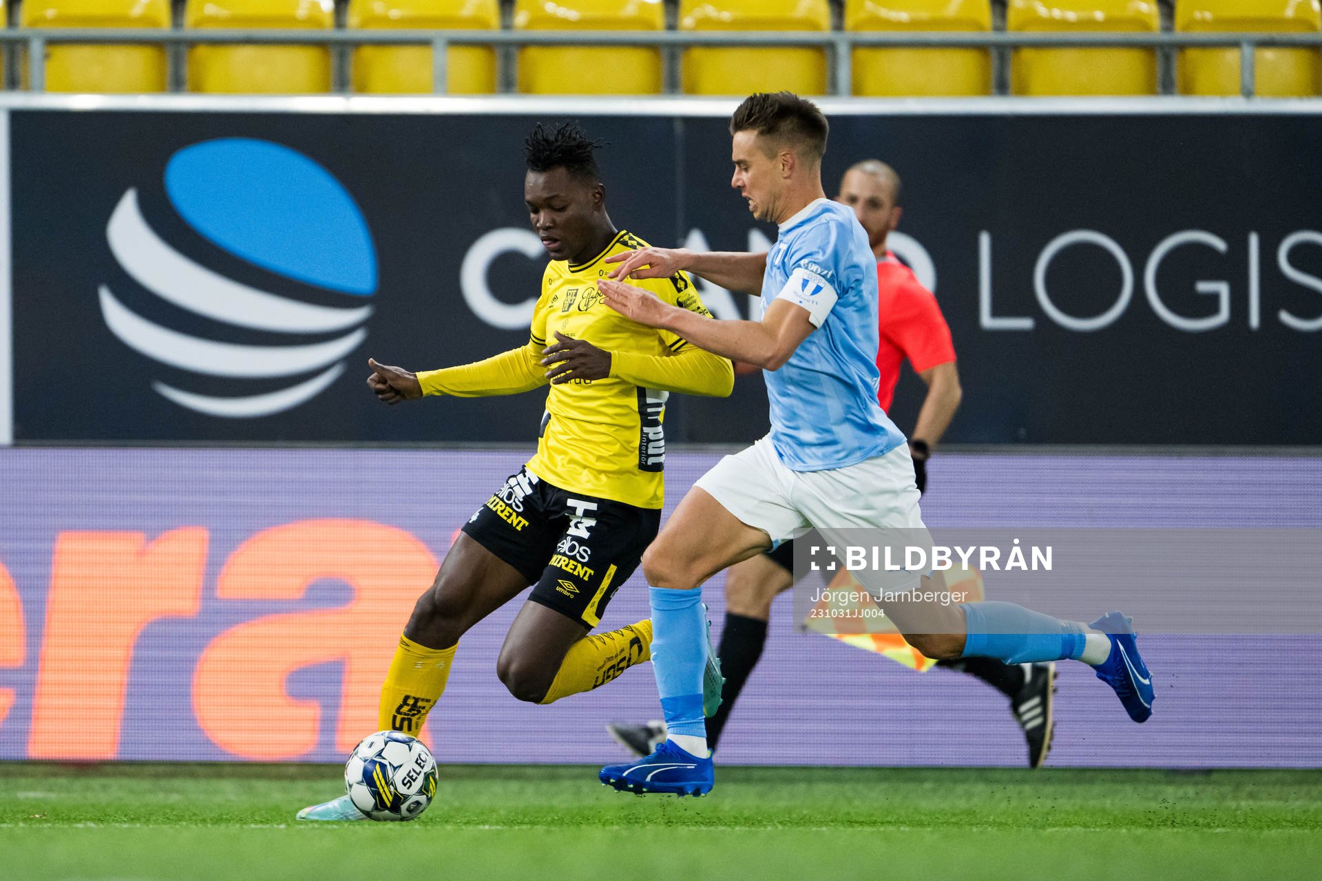 Elfsborgs Jalal Abdullai och Malmö FFs Jonas Bruun Knudsen under finalen i U21 Allsvenskan mellan Elfsborg och Malmö FF den 31 oktober 2023 i Borås.