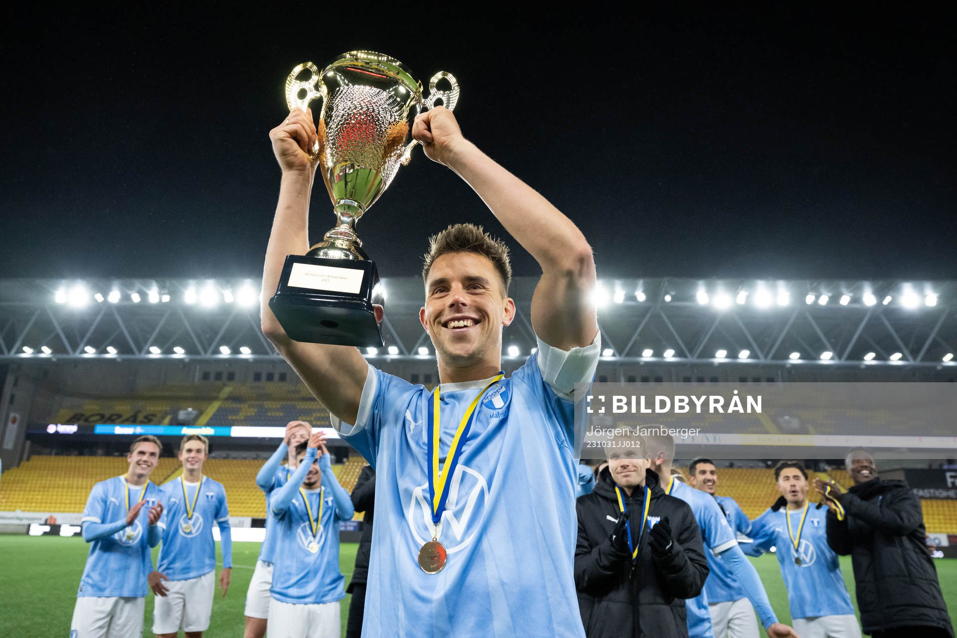 Malmö FFs Jonas Bruun Knudsen jublar med pokalen efter finalen i U21 Allsvenskan mellan Elfsborg och Malmö FF den 31 oktober 2023 i Borås.