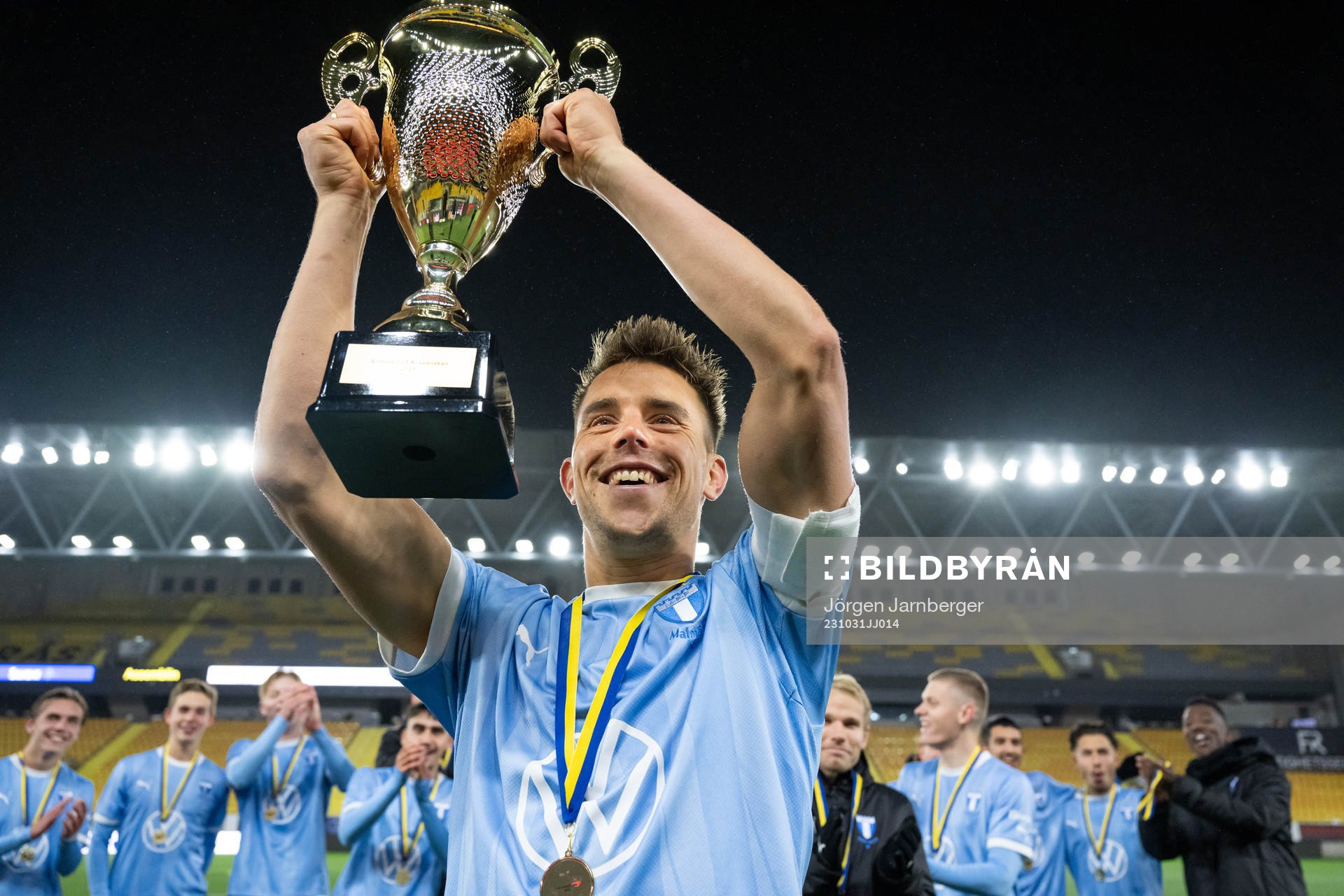Malmö FFs Jonas Bruun Knudsen jublar med pokalen