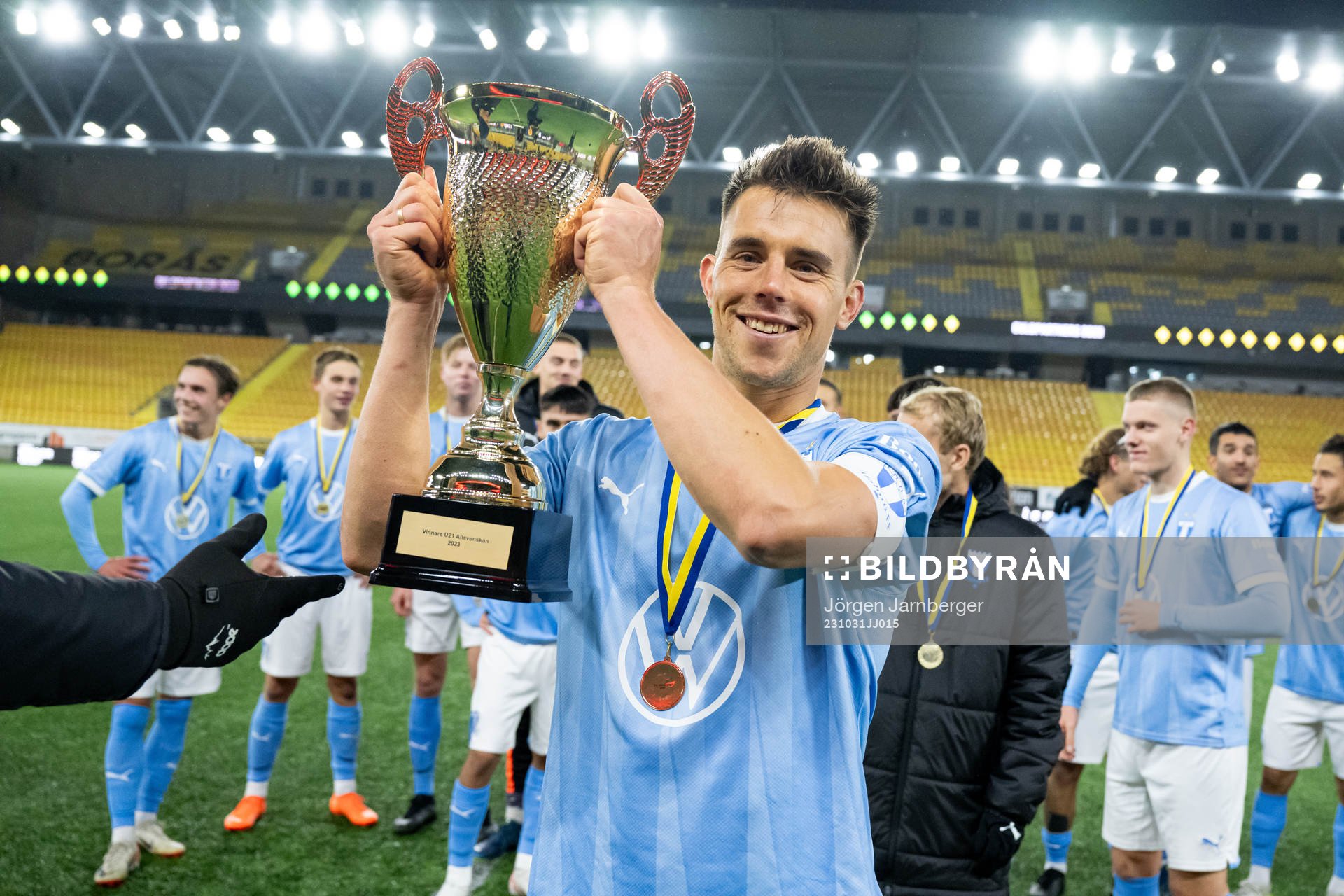 Malmö FFs Jonas Bruun Knudsen jublar med pokalen efter finalen i U21 Allsvenskan mellan Elfsborg och Malmö FF den 31 oktober 2023 i Borås.