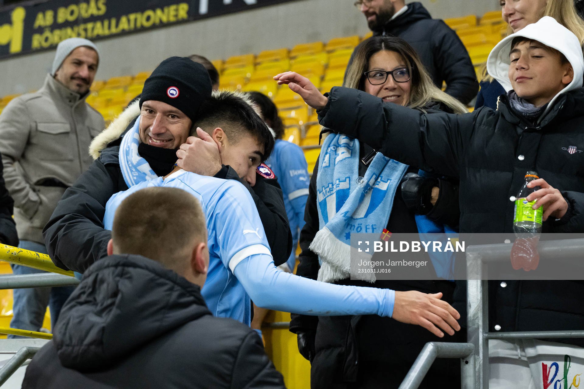 Malmö FFs Alexander Hughes jublar med publiken