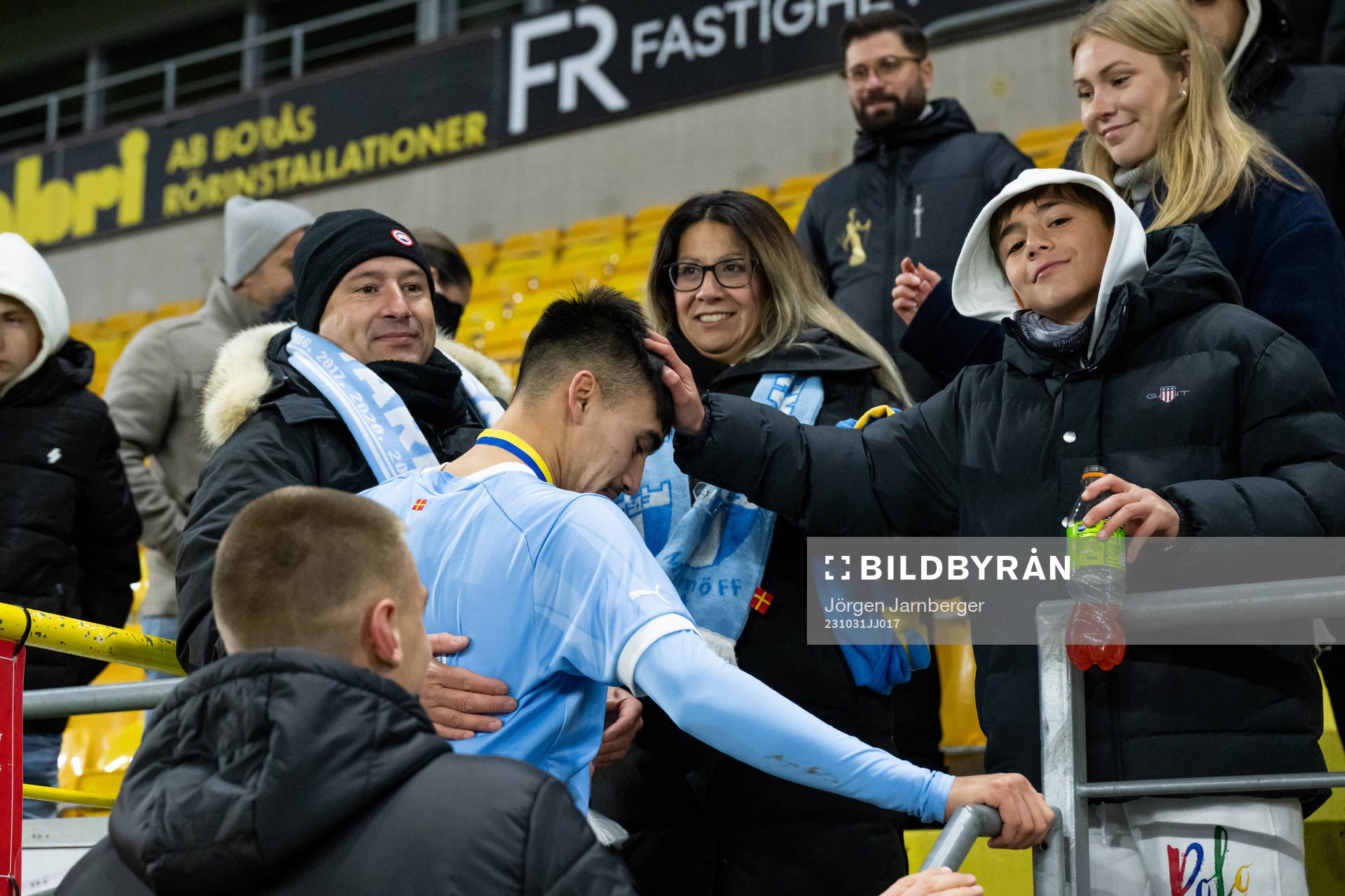 Malmö FFs Alexander Hughes jublar med publiken