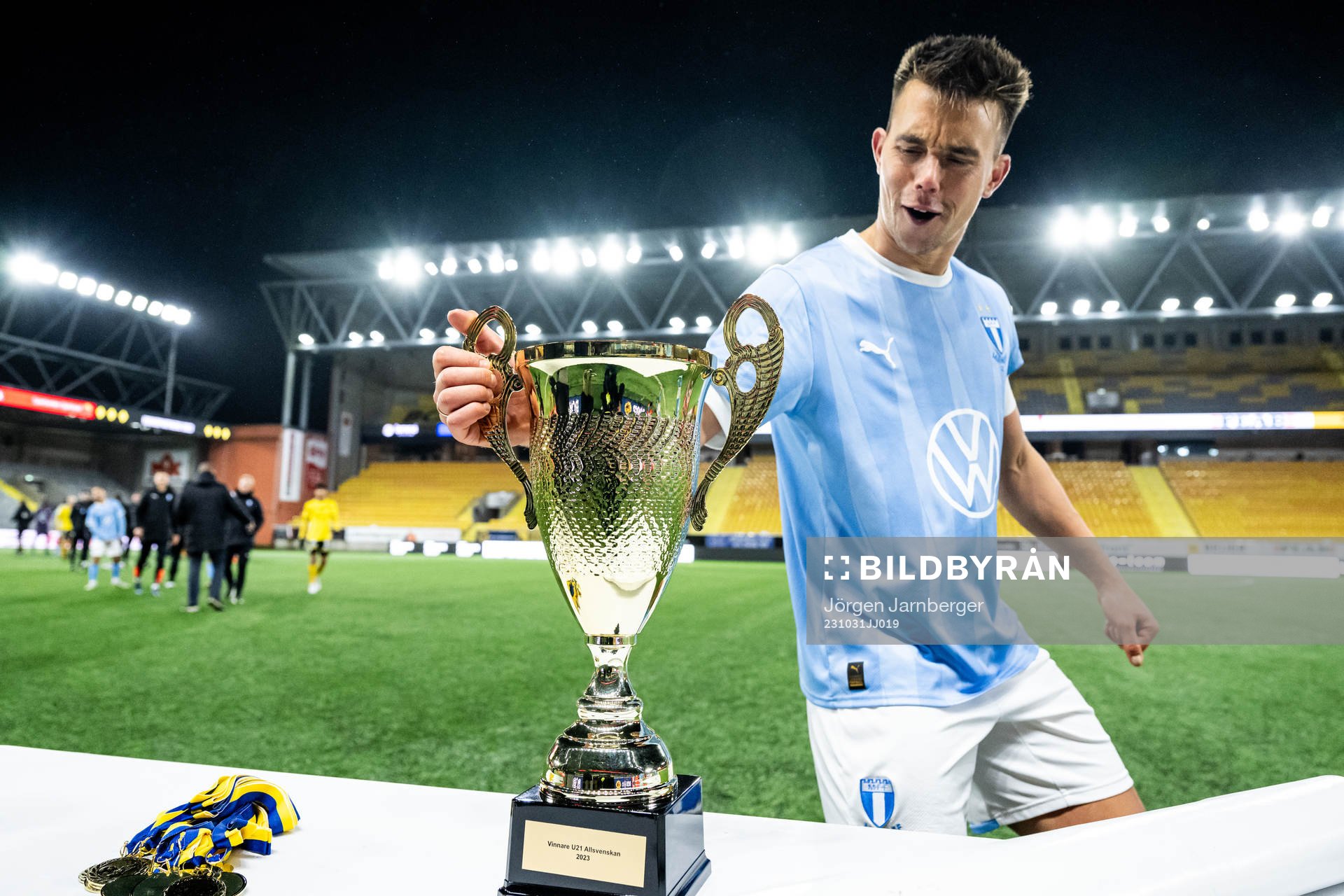 Malmö FFs Jonas Bruun Knudsen jublar med pokalen efter finalen i U21 Allsvenskan mellan Elfsborg och Malmö FF den 31 oktober 2023 i Borås.
