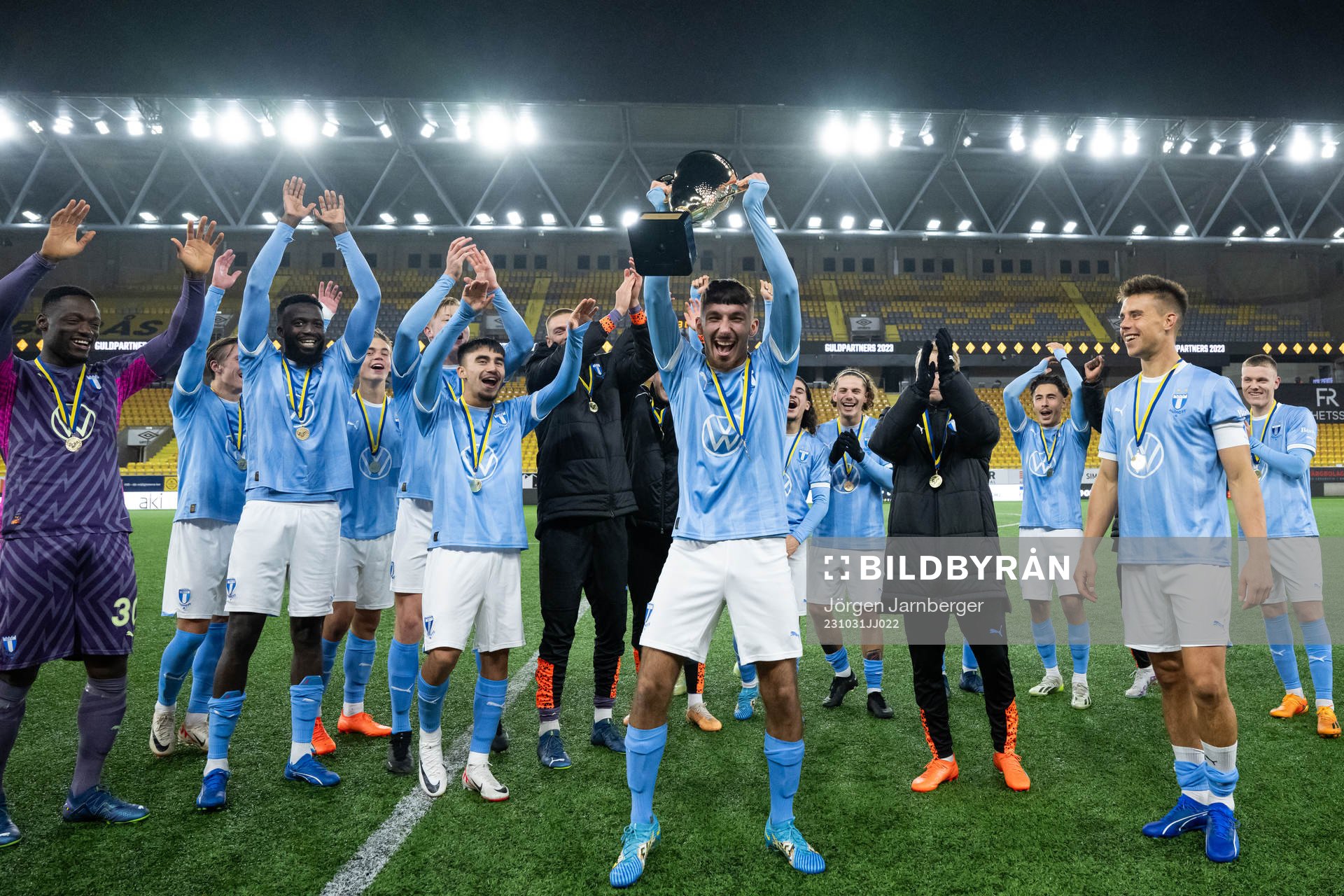 Malmö FFs spelare jublar med pokalen