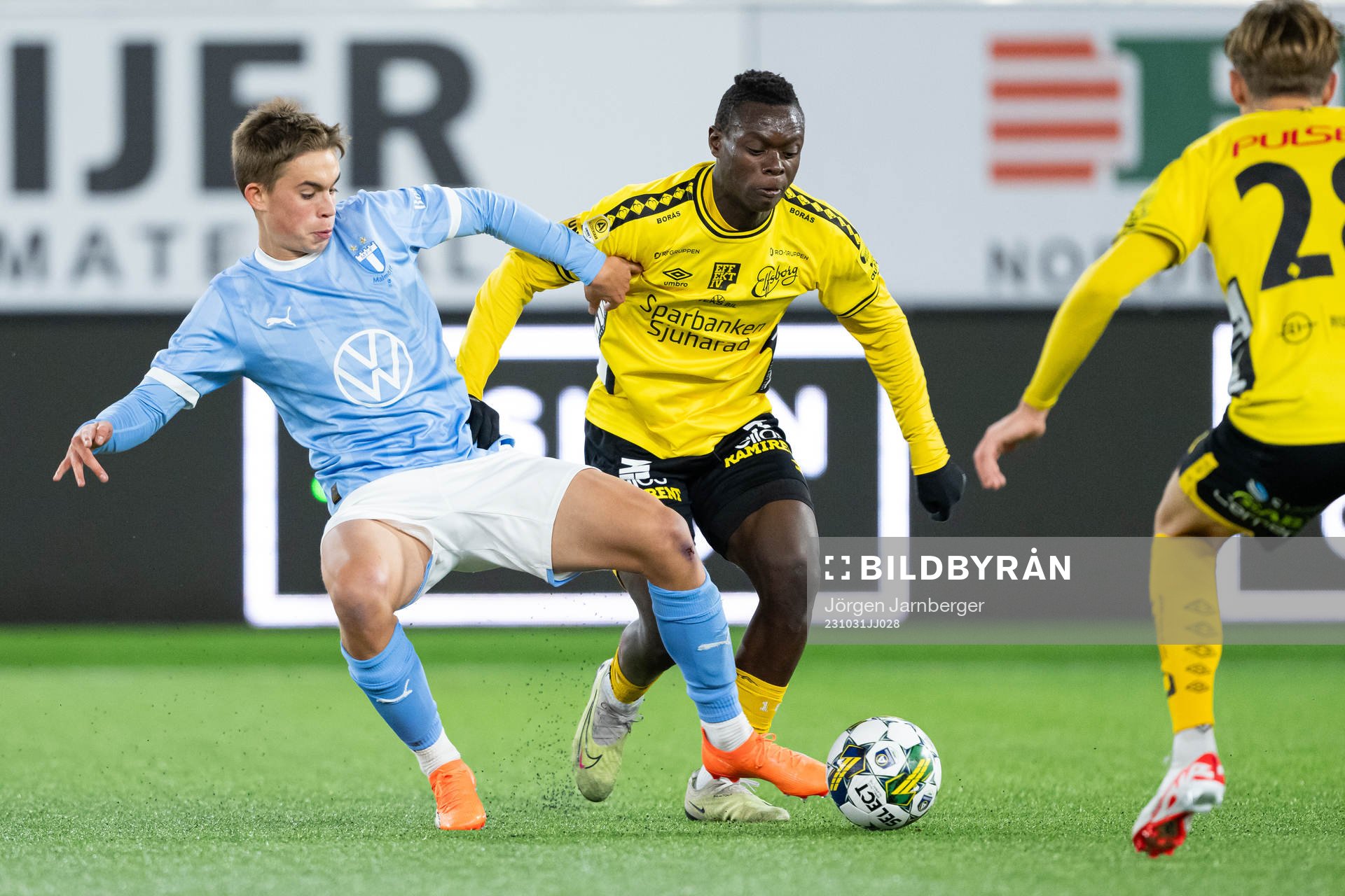 Malmö FFs William Åkesson och Elfsborgs Timothy Ouma under finalen i U21 Allsvenskan mellan Elfsborg och Malmö FF den 31 oktober 2023 i Borås.