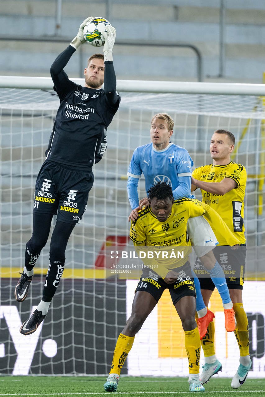 Malmö FFs Oscar Lewicki i kamp med Elfsborgs målvakt Tim Rönning, Jalal Abdullai och Gustav Henriksson under finalen i U21 Allsvenskan mellan Elfsborg och Malmö FF den 31 oktober 2023 i Borås.