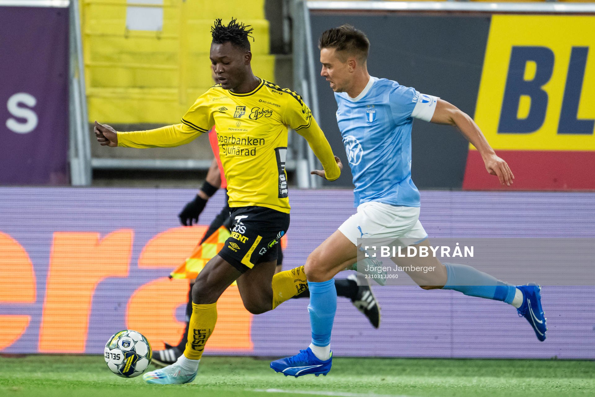 Elfsborgs Jalal Abdullai och Malmö FFs Jonas Bruun Knudsen under finalen i U21 Allsvenskan mellan Elfsborg och Malmö FF den 31 oktober 2023 i Borås.